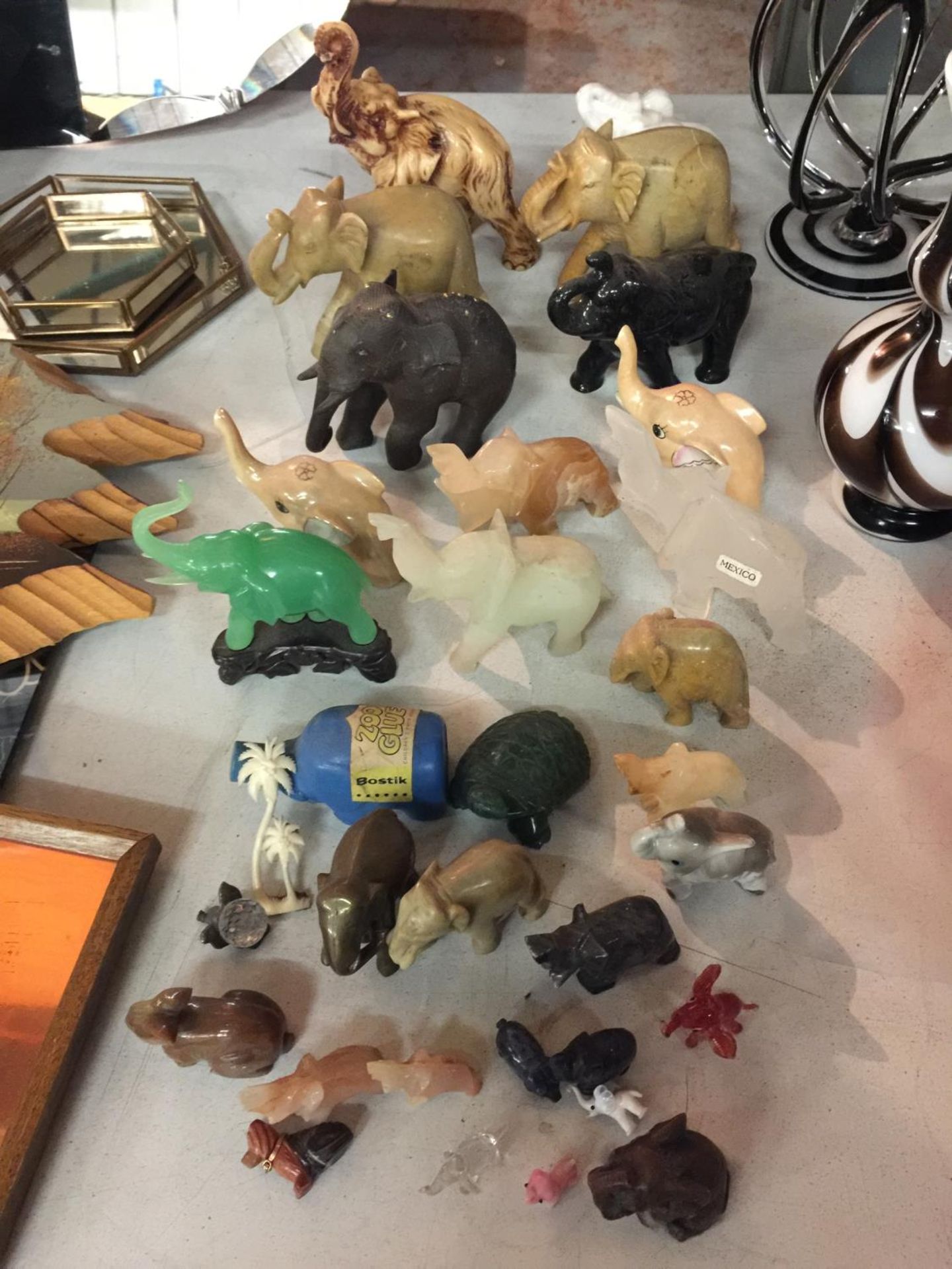 A COLLECTION OF ELEPHANT FIGURES TO INCLUDE, STONE AND CERAMIC EXAMPLES