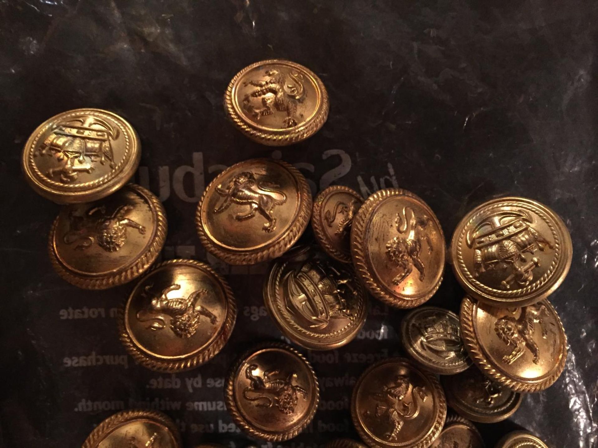 A LARGE SELECTION OF MILITARY BRASS BUTTONS - Image 2 of 4