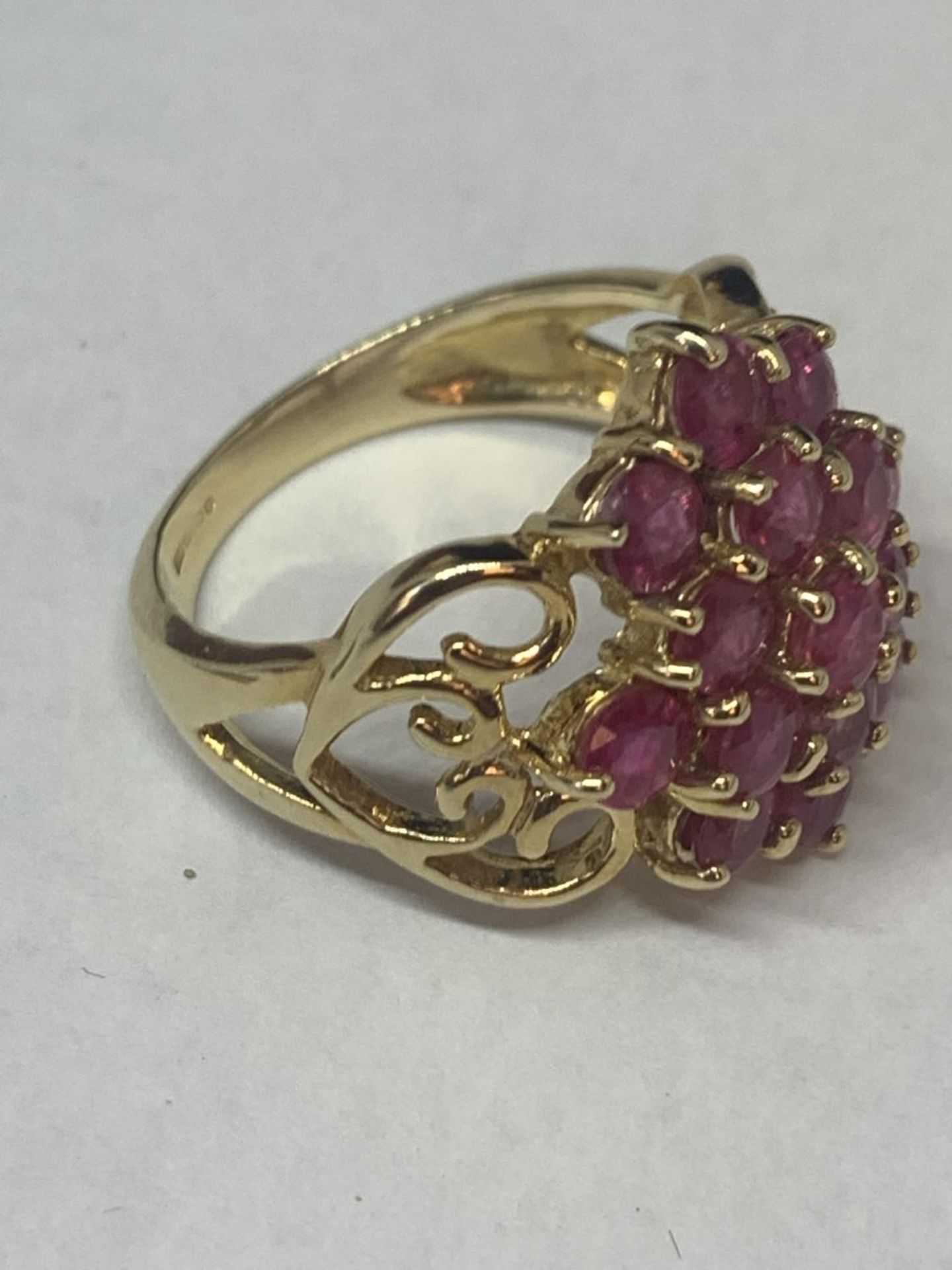 A 9 CARAT GOLD RING MARKED 375 WITH FIFTEEN PINK COLOURED STONES IN A CLUSTER DESIGN AND - Image 4 of 8