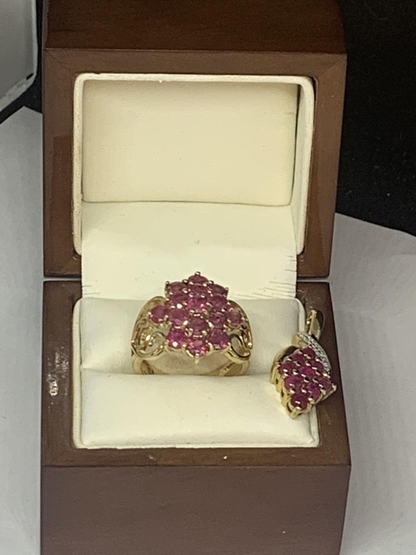 A 9 CARAT GOLD RING MARKED 375 WITH FIFTEEN PINK COLOURED STONES IN A CLUSTER DESIGN AND - Image 8 of 8