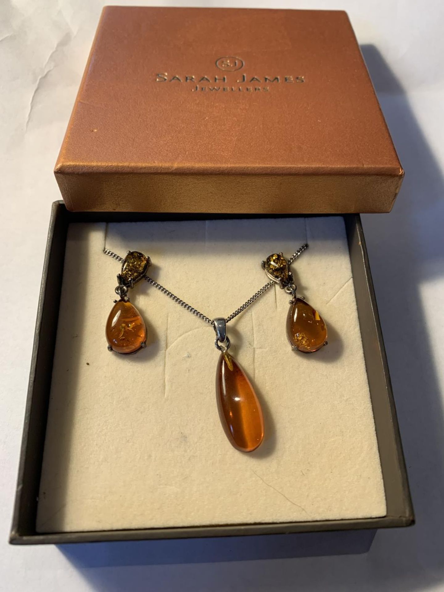 A MARKED SILVER NECKLACE WITH AMBER DROP AND MATCHING EARRINGS IN A PRESENTATION BOX