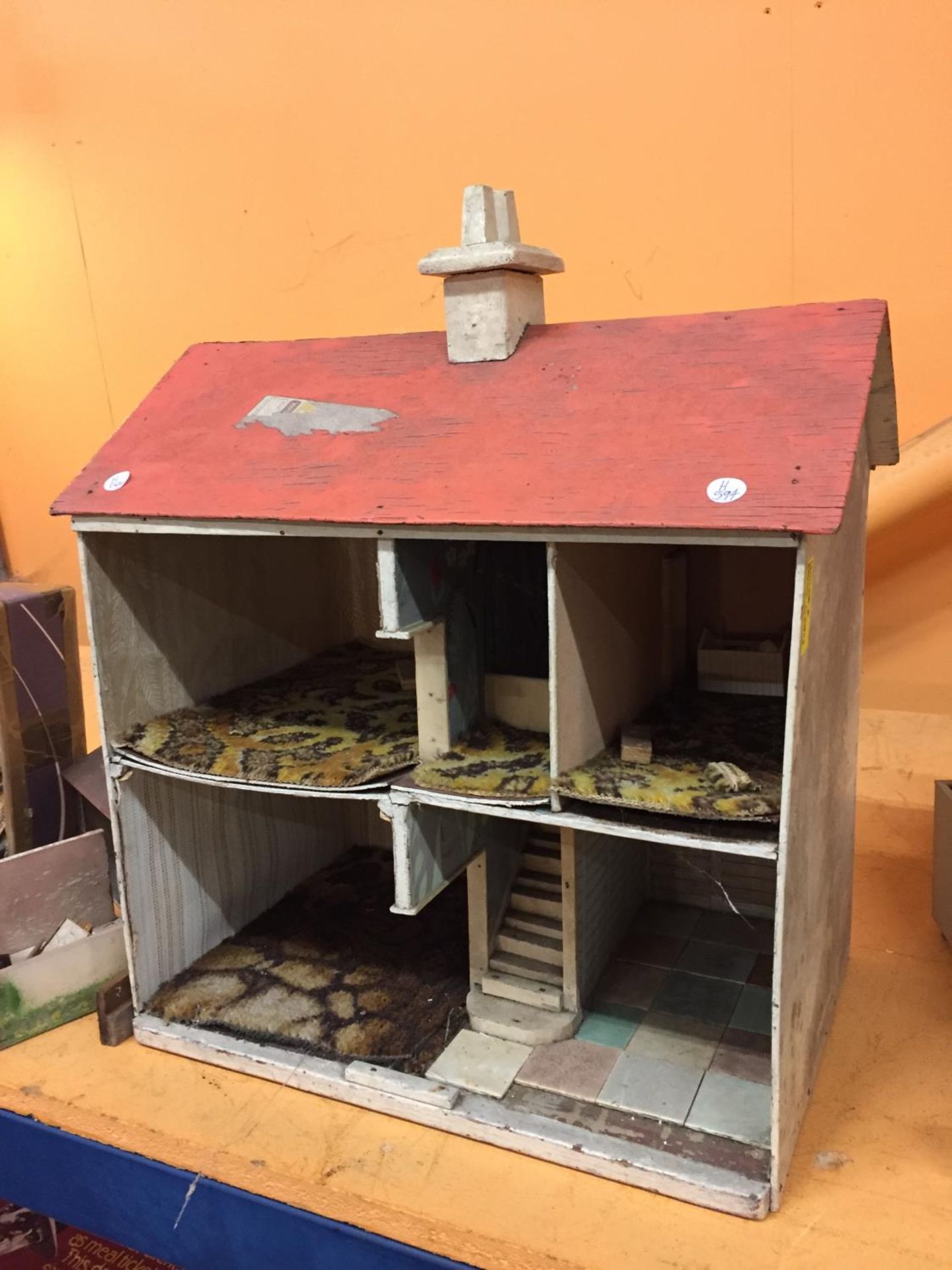 A WOODEN DOLLS/FARM HOUSE AND A LARGE QUANTITY OF FARM ANIMALS, WOODEN HUTS AND FENCING ETC - Image 2 of 7