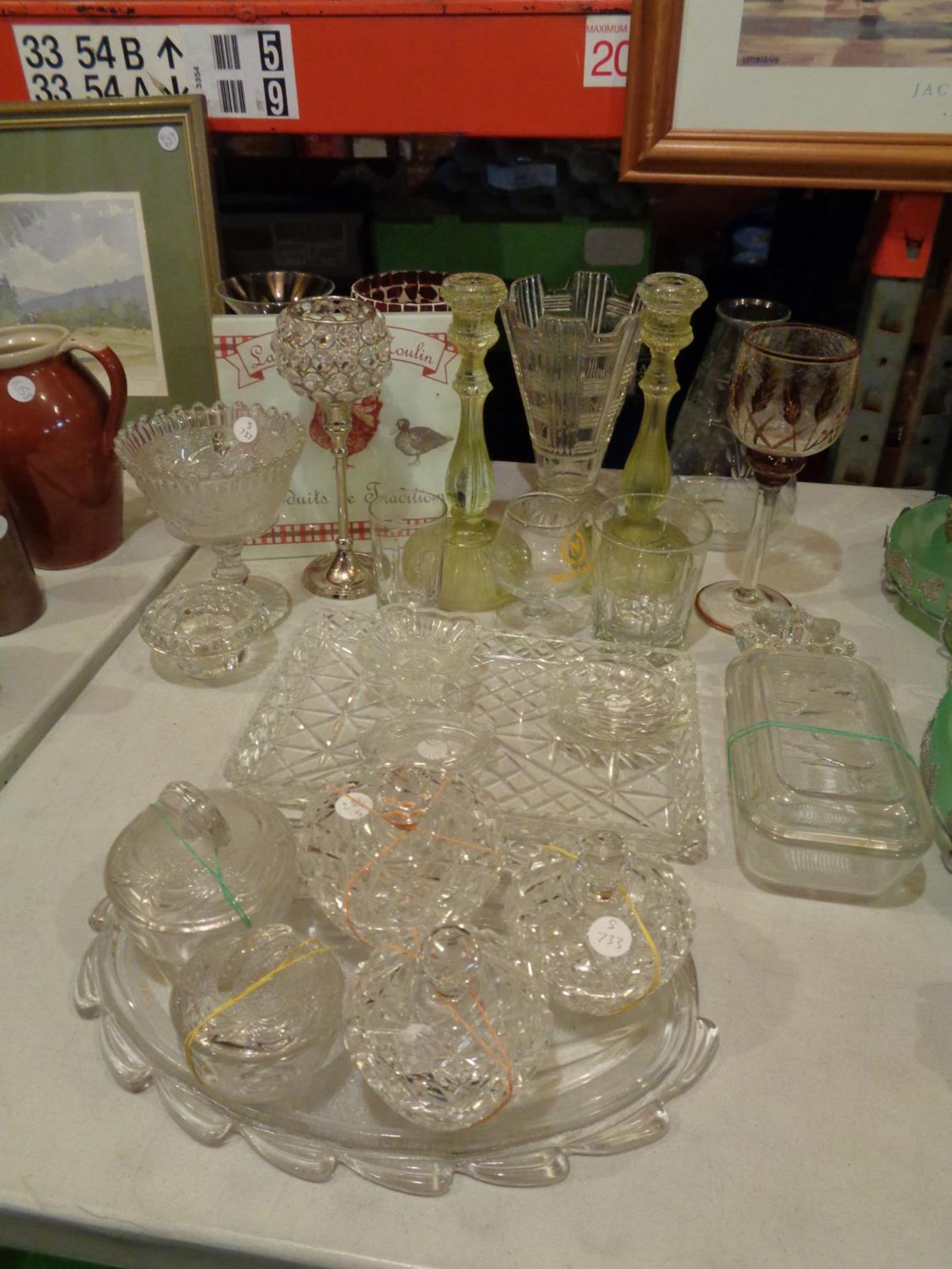 A COLLECTION OF GLASSWARE TO INCLUDE LIDDED JARS, TRAYS, CANDLE HOLDERS ETC