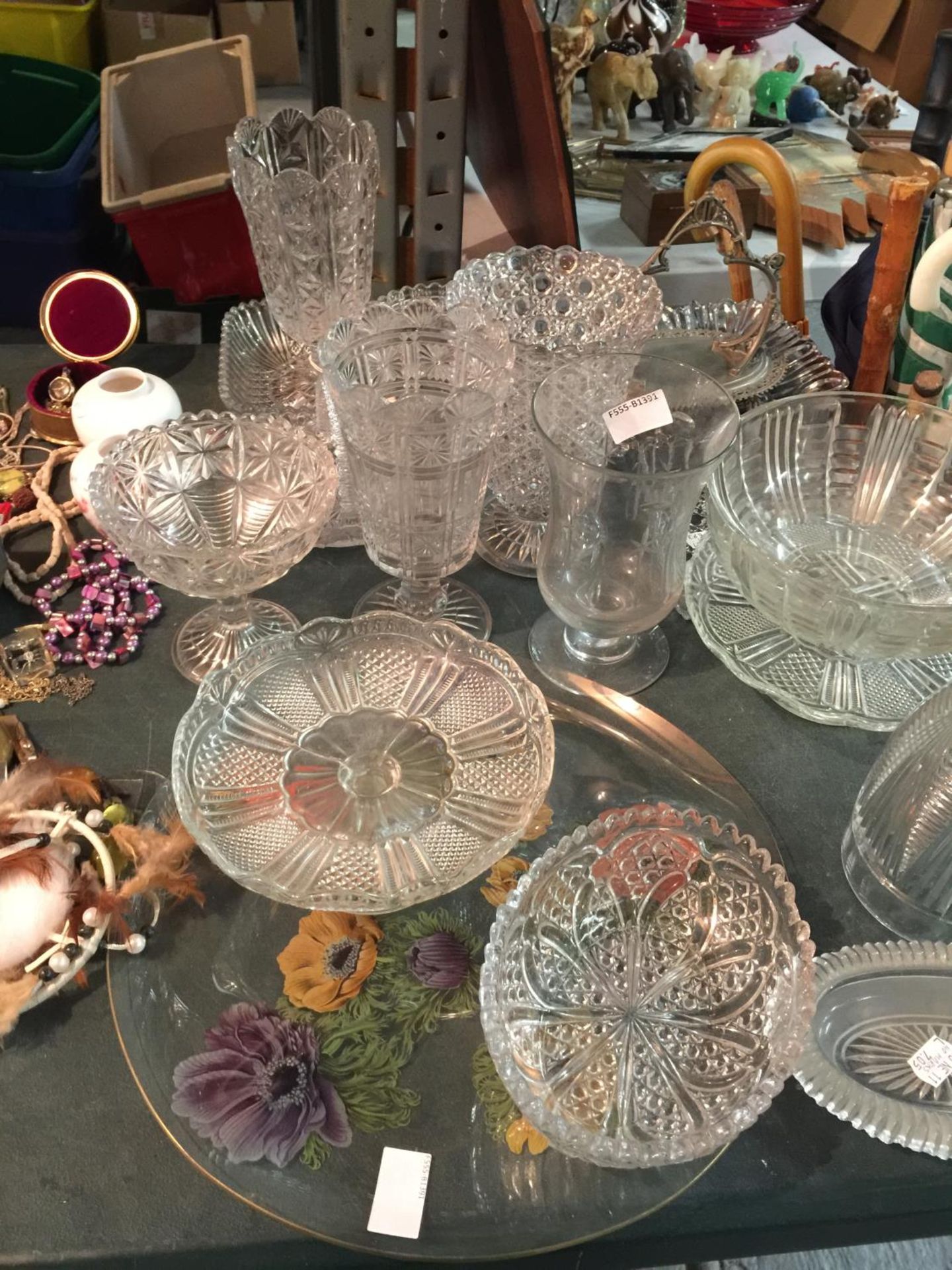 A QUANTITY OF CLEAR GLASSWARE TO INCLUDE, CAKE STANDS, BOWLS, VASES, ETC - Image 2 of 4