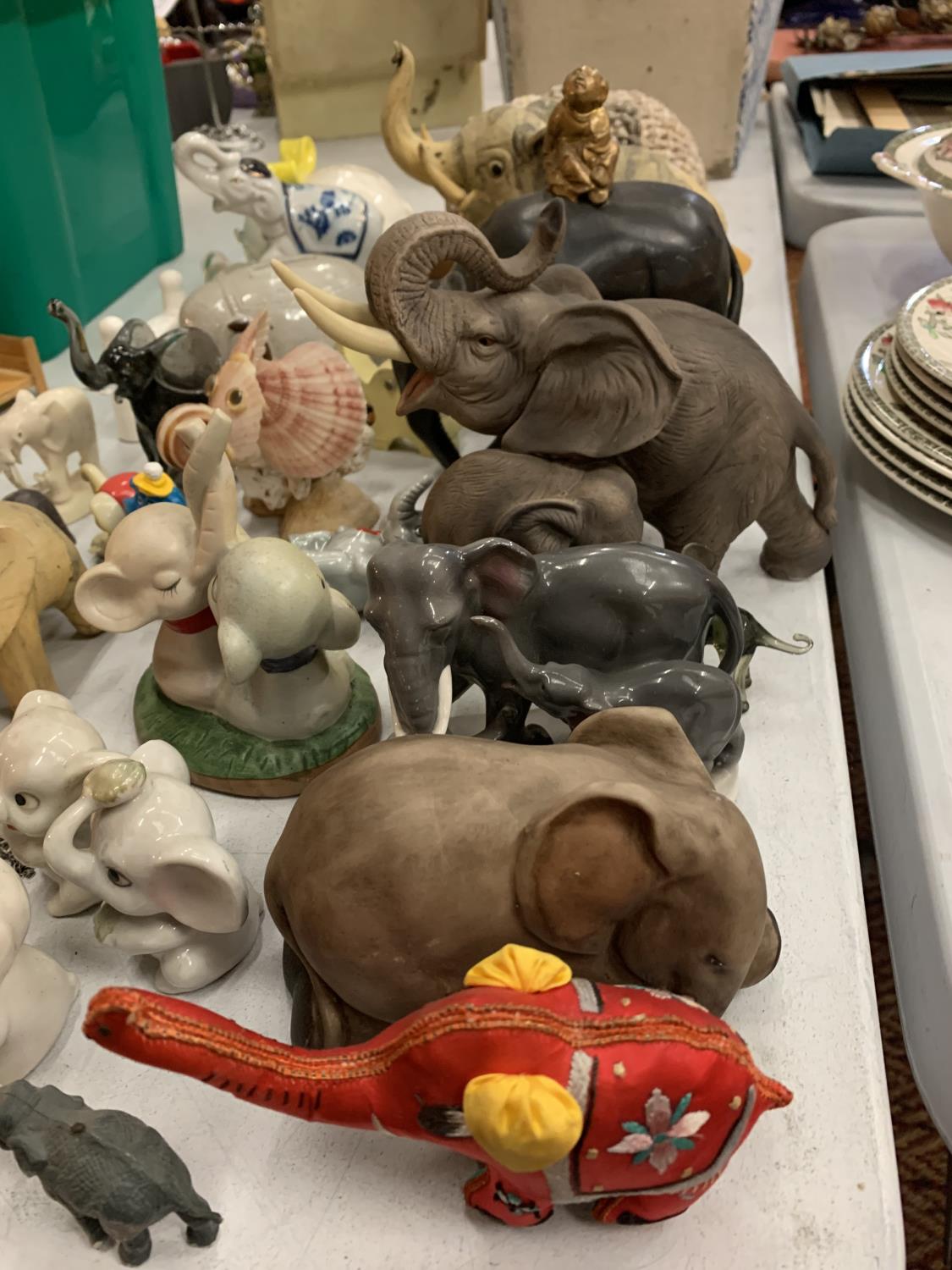 A LARGE QUANTITY OF COLLECTABLE ELEPHANTS OF ALL SIZES, INCLUDES, CERAMIC, WOODEN, ETC - Bild 2 aus 8