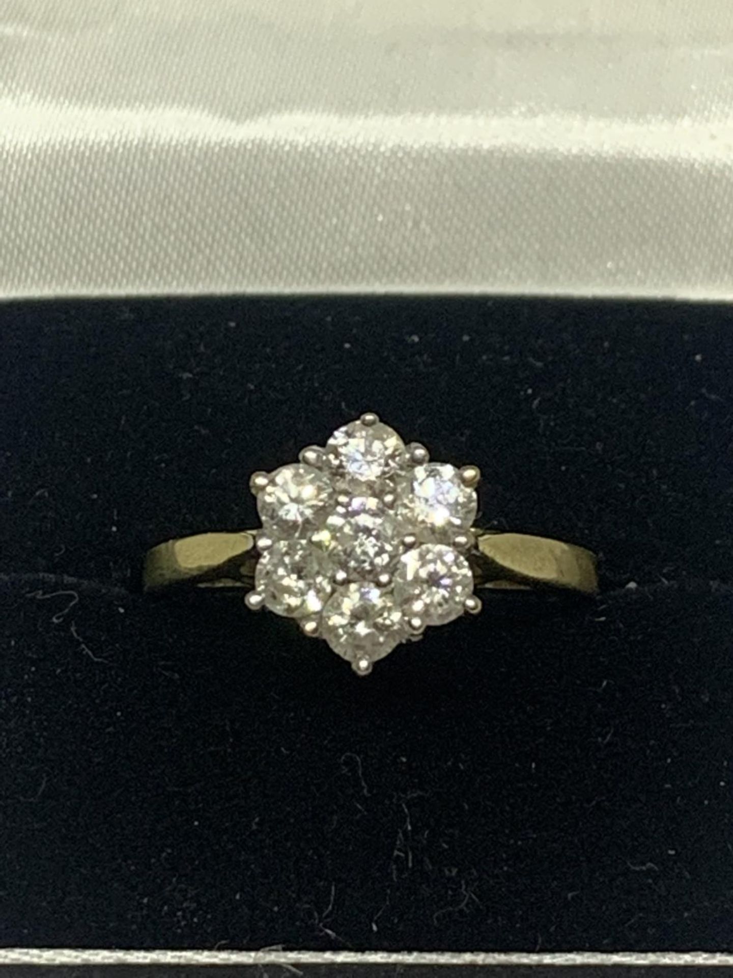 AN 18 CARAT YELLOW GOLD RING WITH 1 CARAT OF DIAMONDS IN A SEVEN STONE FLOWER DESIGN SIZE O/P IN A - Image 4 of 4