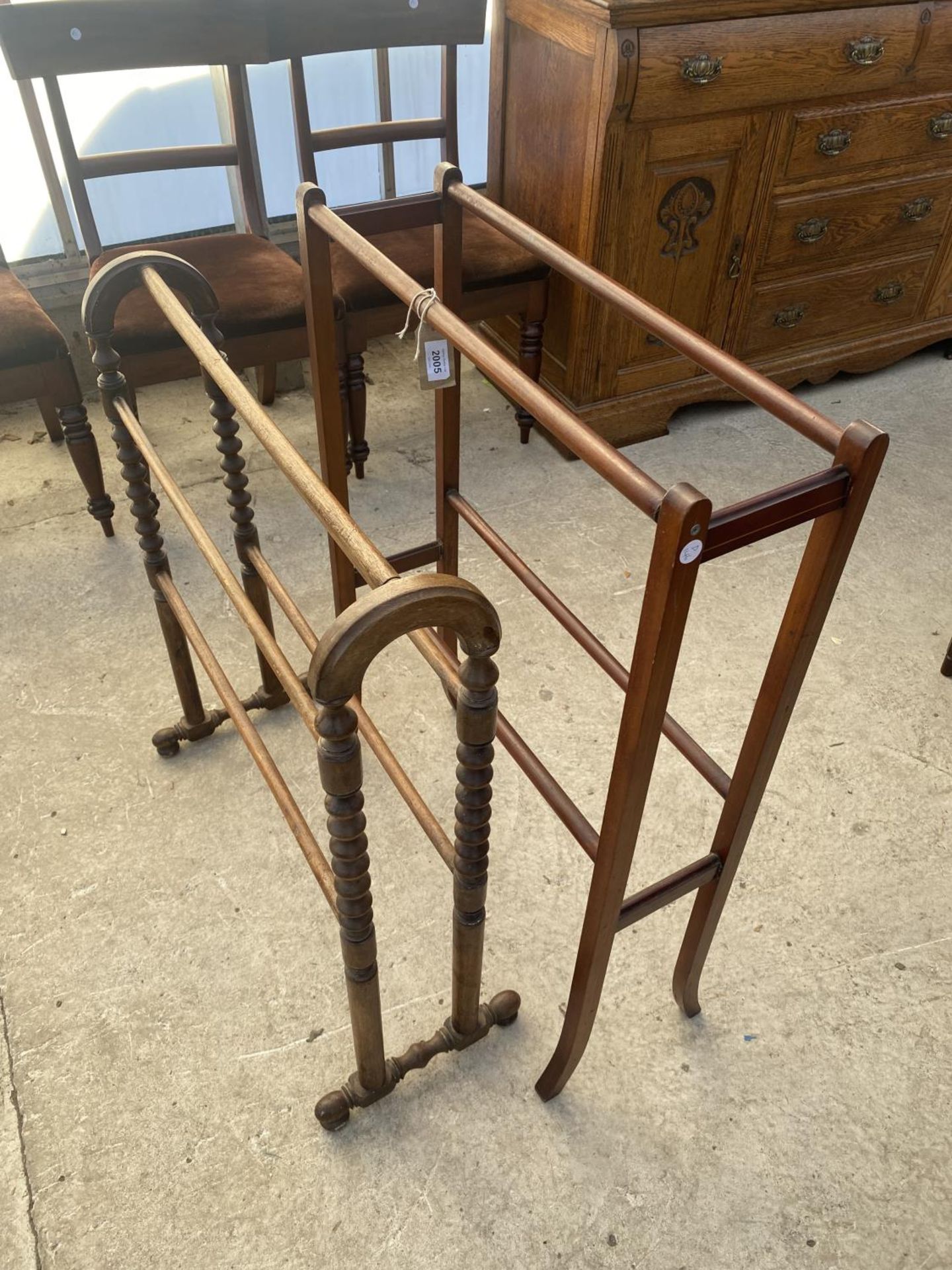 AN EDWARDIAN MAHOGANY AND INLAID FOUR BAR TOWEL RAIL AND BOBBIN TURNED FIVE BAR TOWEL RAIL - Image 3 of 3