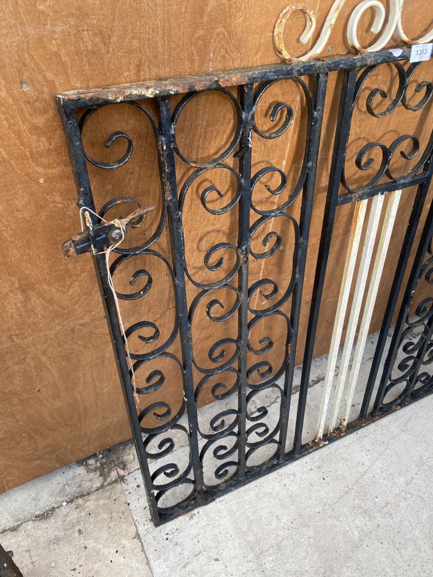 A DECORATIVE WROUGHT IRON GARDEN GATE (L:101CM) - Image 2 of 3