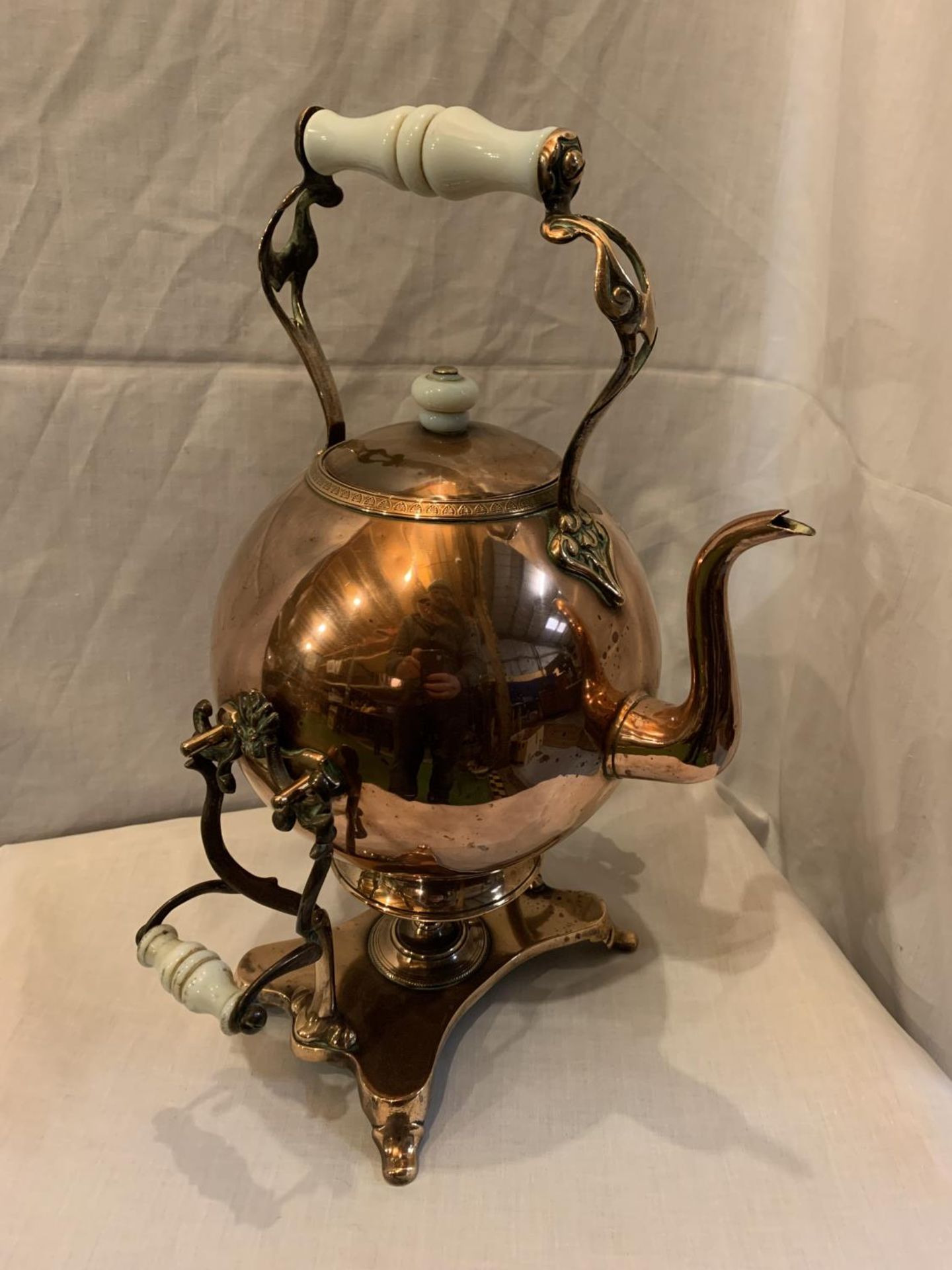 A VINTAGE COPPER KETTLE ON A STAND - Image 2 of 4