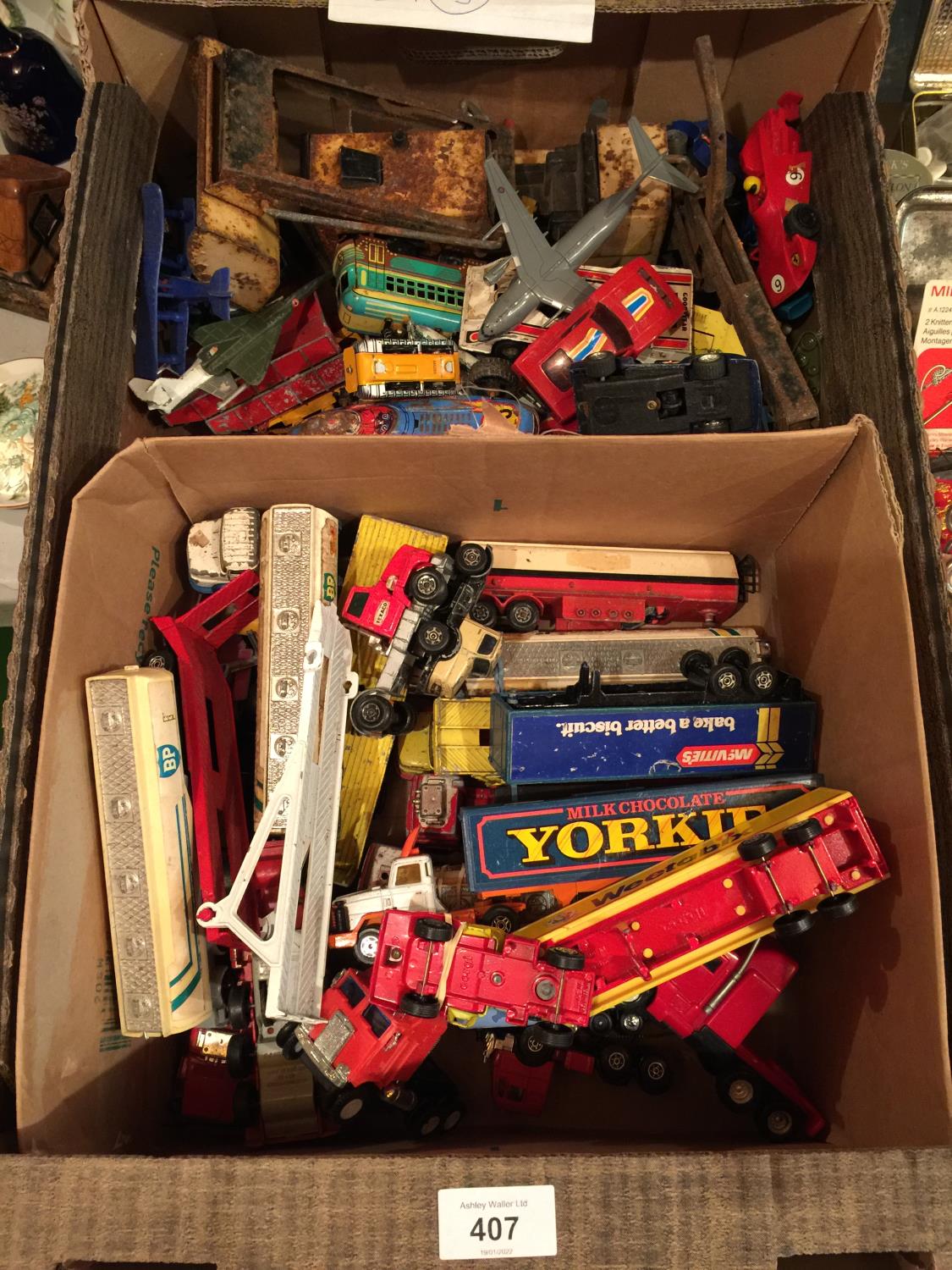 A BOX OF PLAYWORN CARS, TRUCKS, AEROPLANES, ETC, TO INCLUDE TIN PLATE EXAMPLES, CORGI, ETC