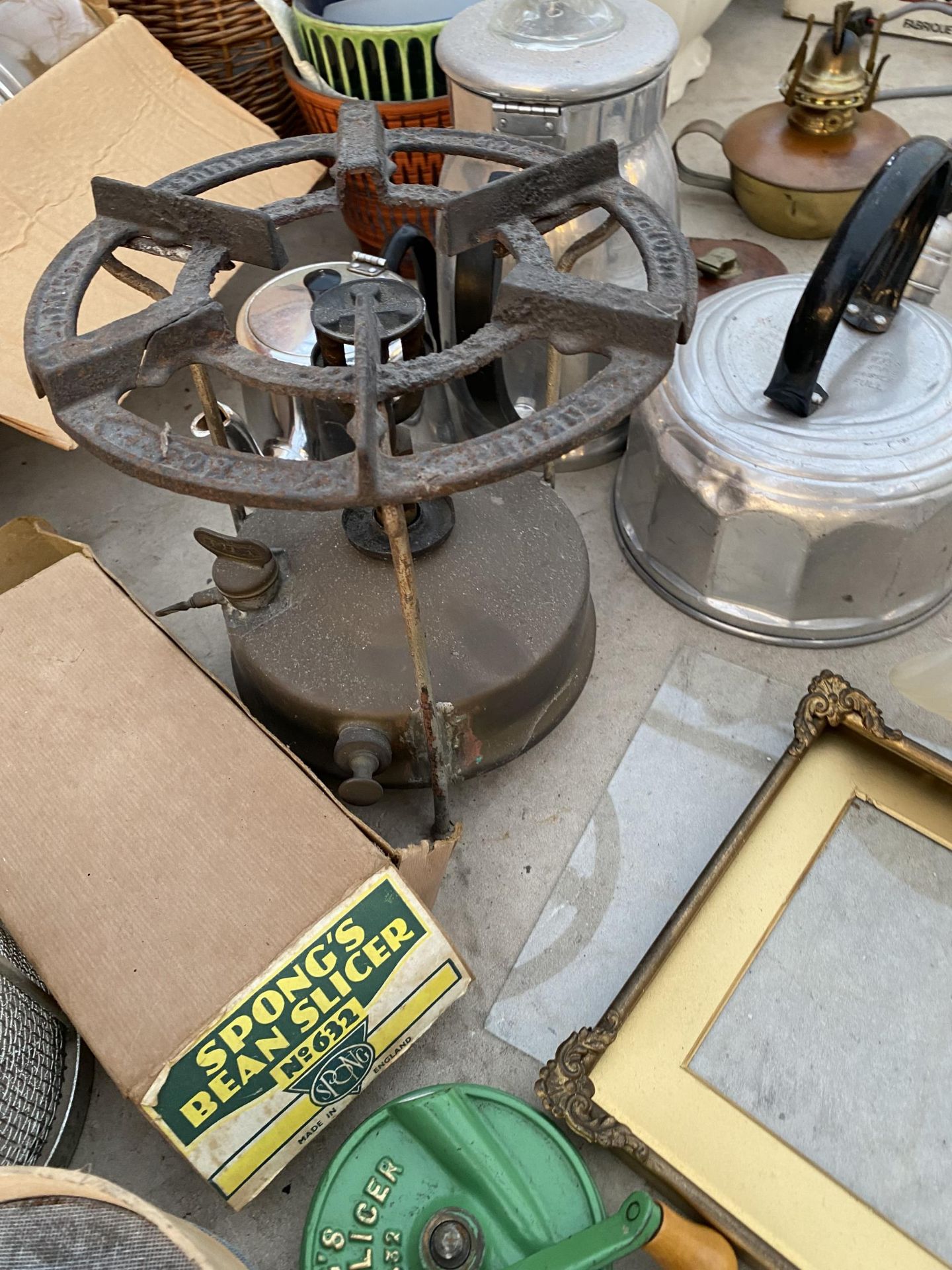 AN ASSORTMENT OF ITEMS TO INCLIUDE A VINTAGE BEAN SLICER, A VINTAGE CAMPING CSTOVE AND A PARAFIN - Image 3 of 4