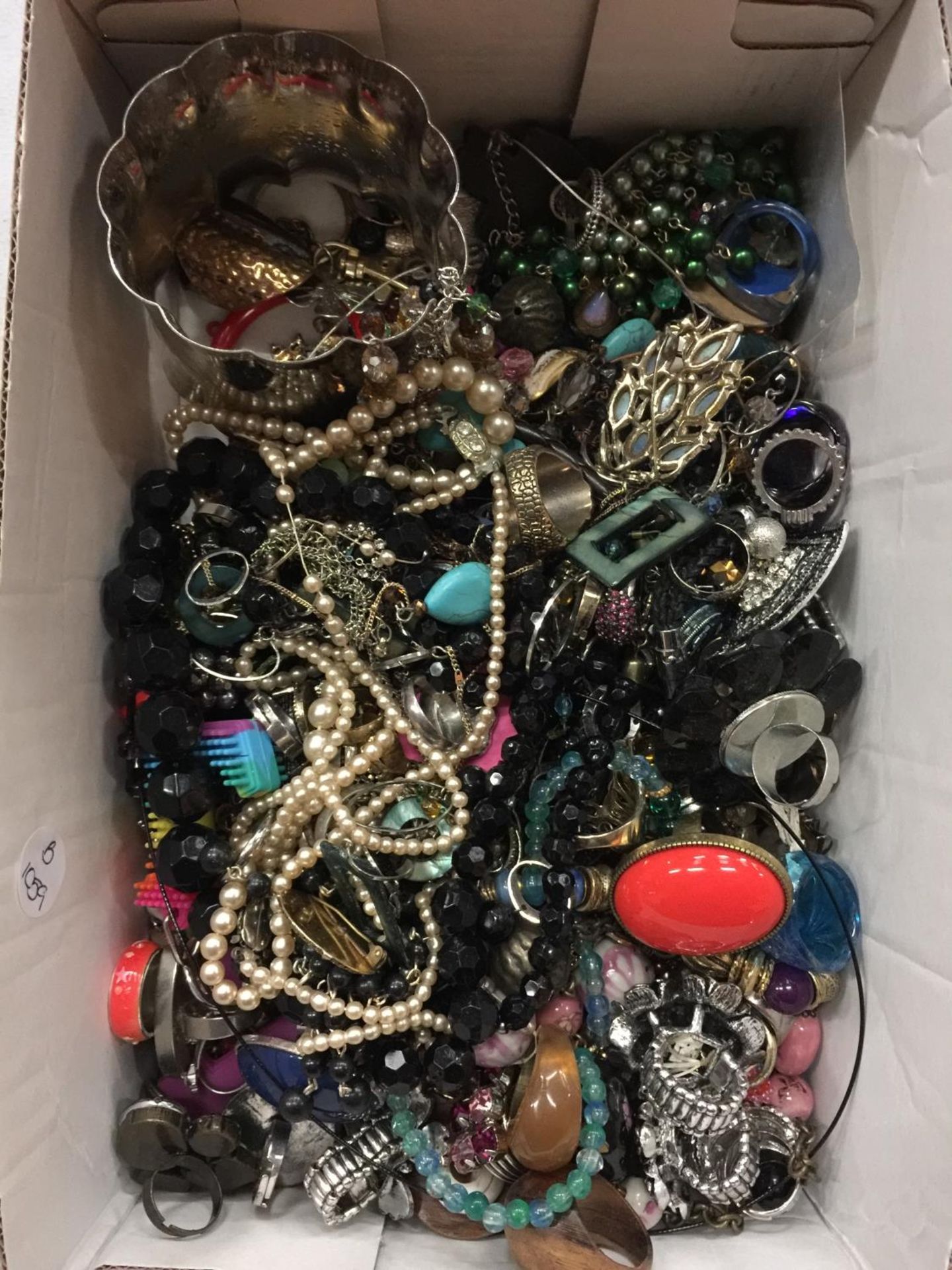 A BOX OF COSTUME JEWELLERY TO INCLUDE, BEADS, BANGLES, RINGS, ETC