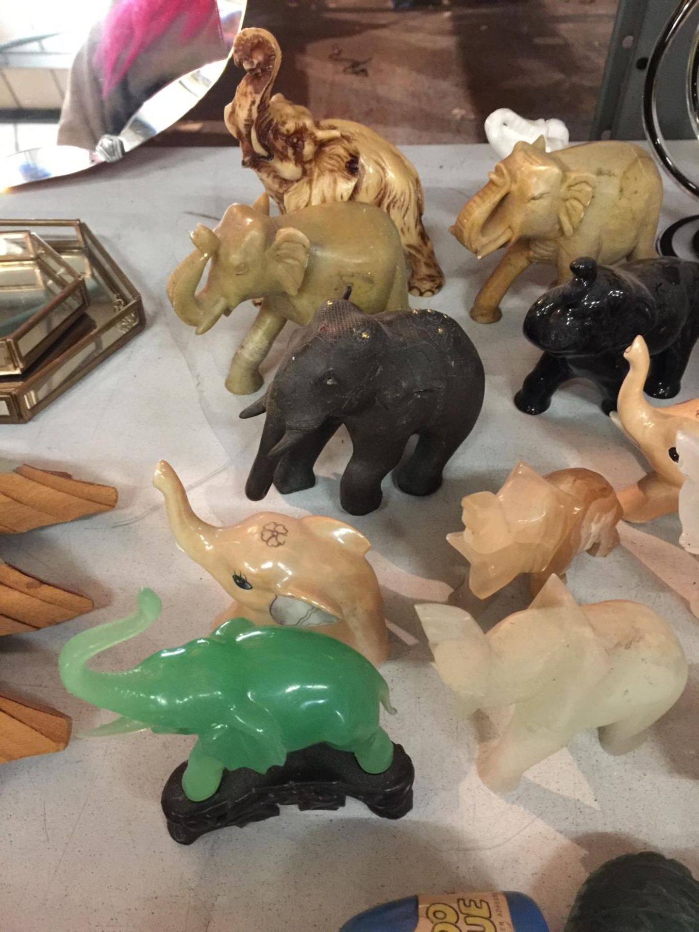 A COLLECTION OF ELEPHANT FIGURES TO INCLUDE, STONE AND CERAMIC EXAMPLES - Image 3 of 5