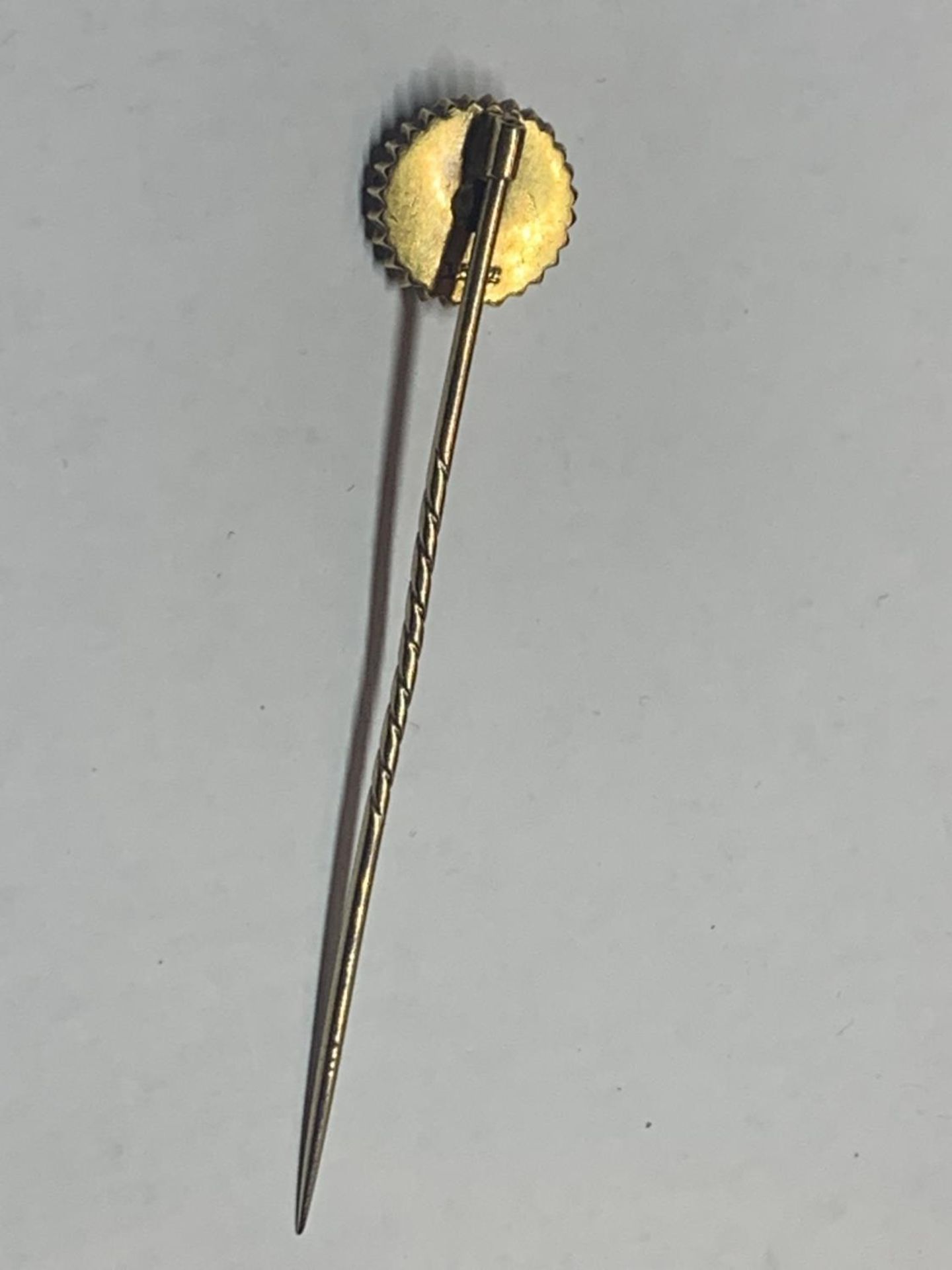 A VICTORIAN 15 CARAT GOLD SEED PEARL STICK PIN GROSS WEIGHT 2 GRAMS IN A PRESENTATION BOX - Image 2 of 5