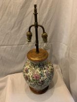 A DECORATIVE ORIENTAL STYLE TABLE LAMP
