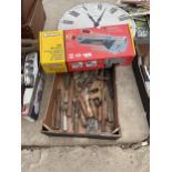 AN ASSORTMENT OF MAINLY VINTAGE TOOLS TO INCLUDE HAMMERS, CHISELS AND A TILE CUTTER ETC