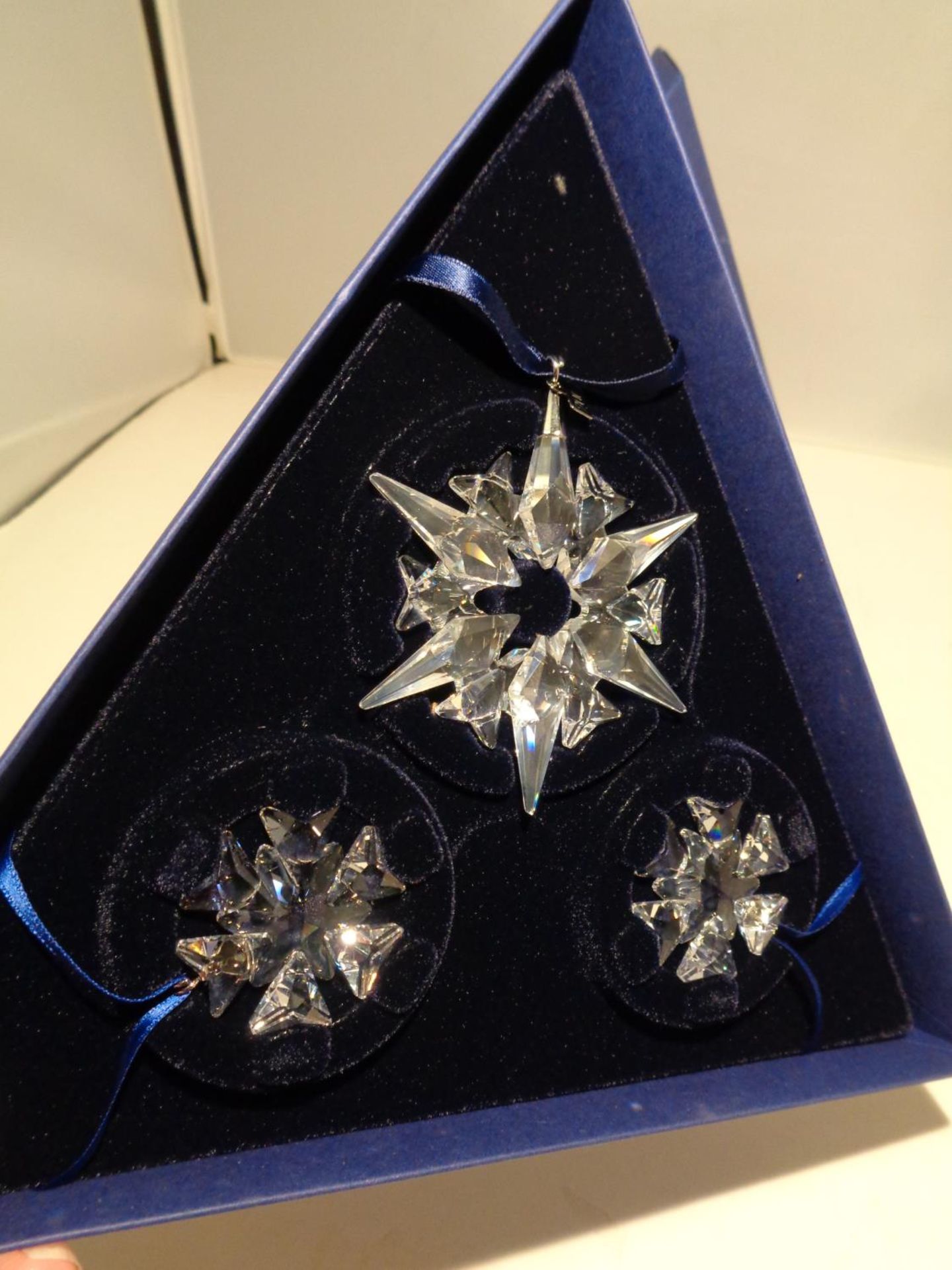 A SWAROVSKI CRYSTAL ANNUAL EDITION CHRISTMAS ORNAMENT SET OF THREE '2007' - Image 2 of 3