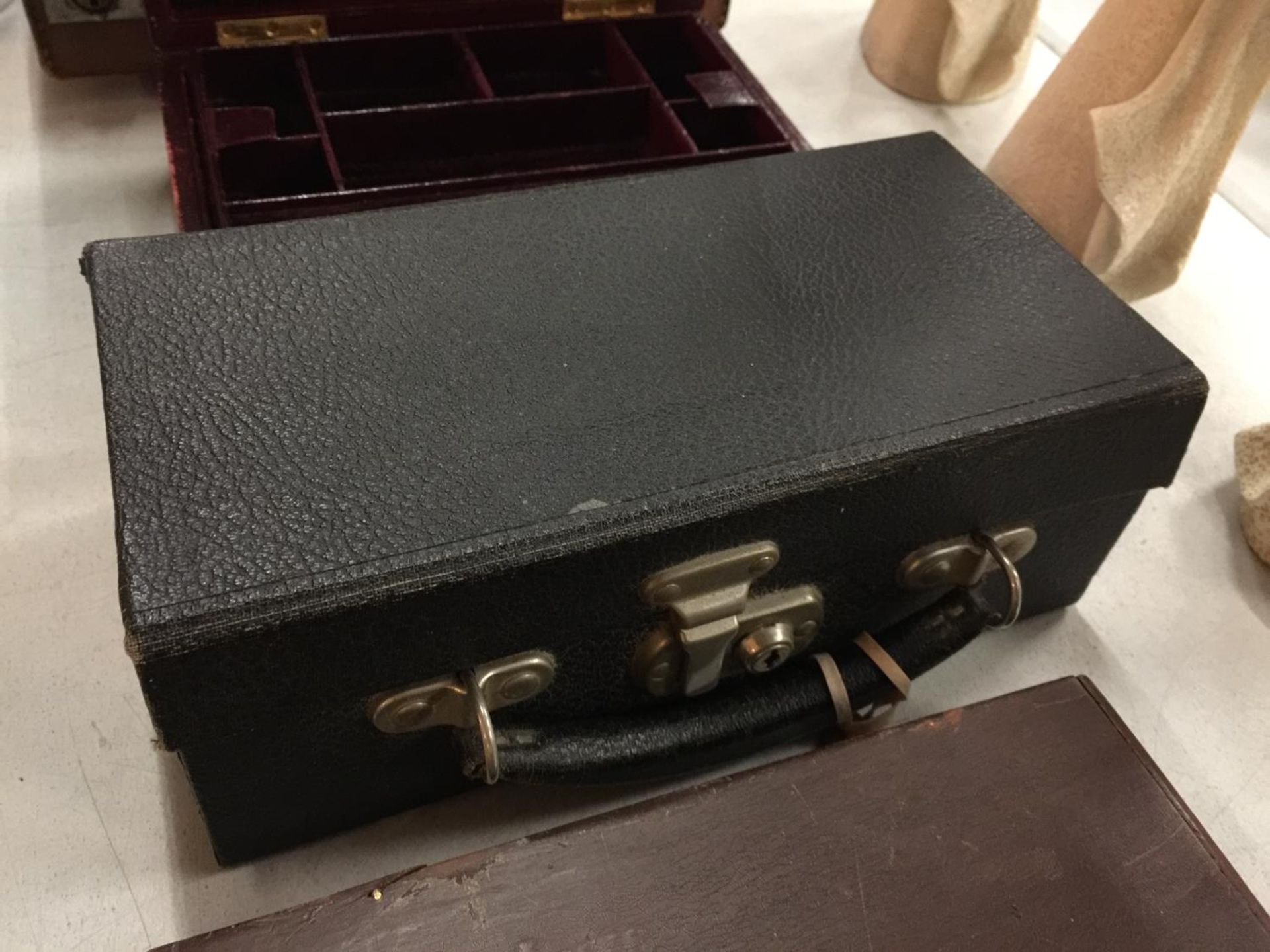A QUANTITY OF BOXES TO INCLUDE A LEATHER COVERED JEWELLERY BOX, A SMALL VINTAGE SUITCASE, WOODEN - Image 2 of 4