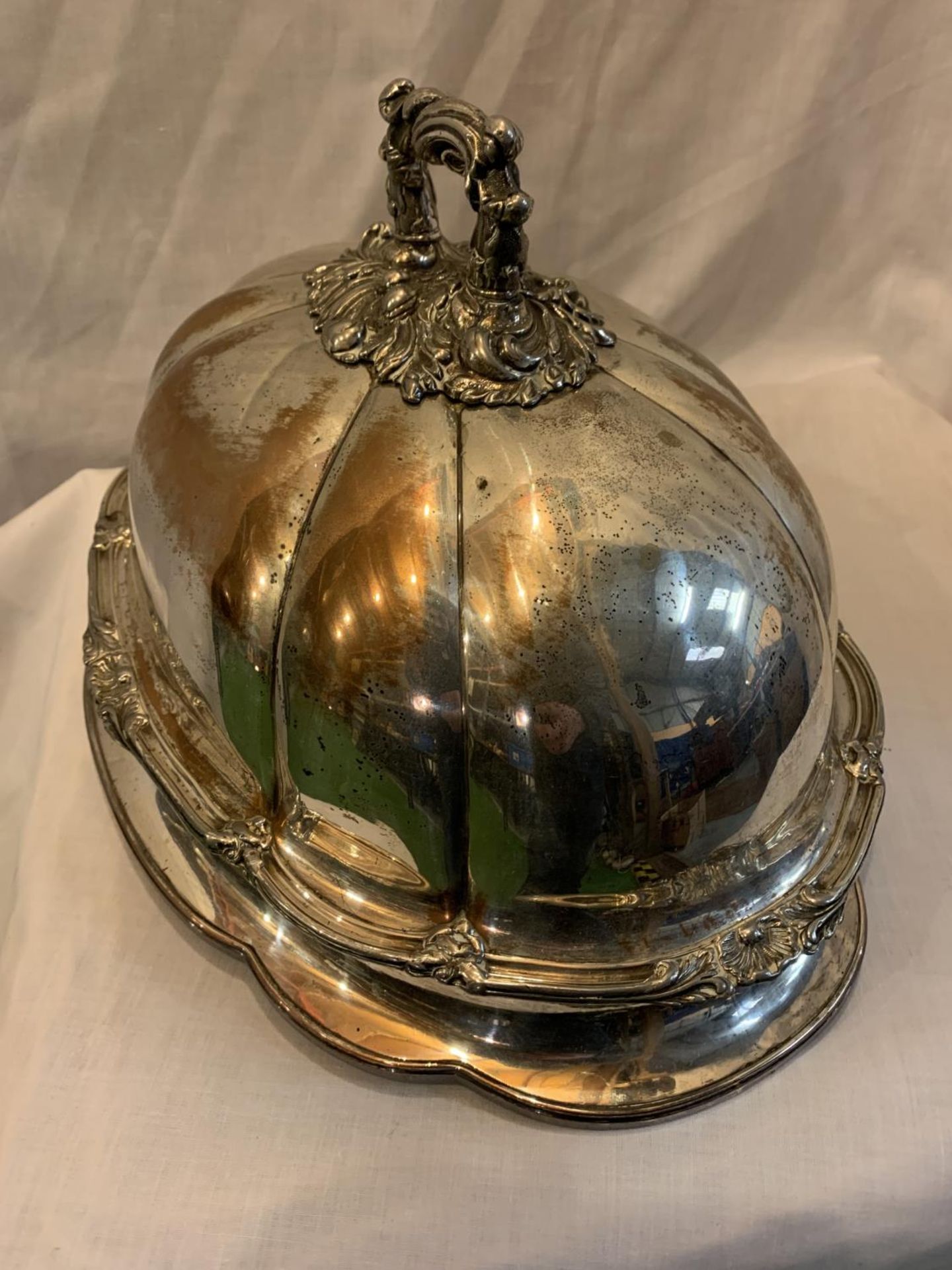 A HEAVY ORNATE SILVER PLATE CLOCHE - Image 3 of 3