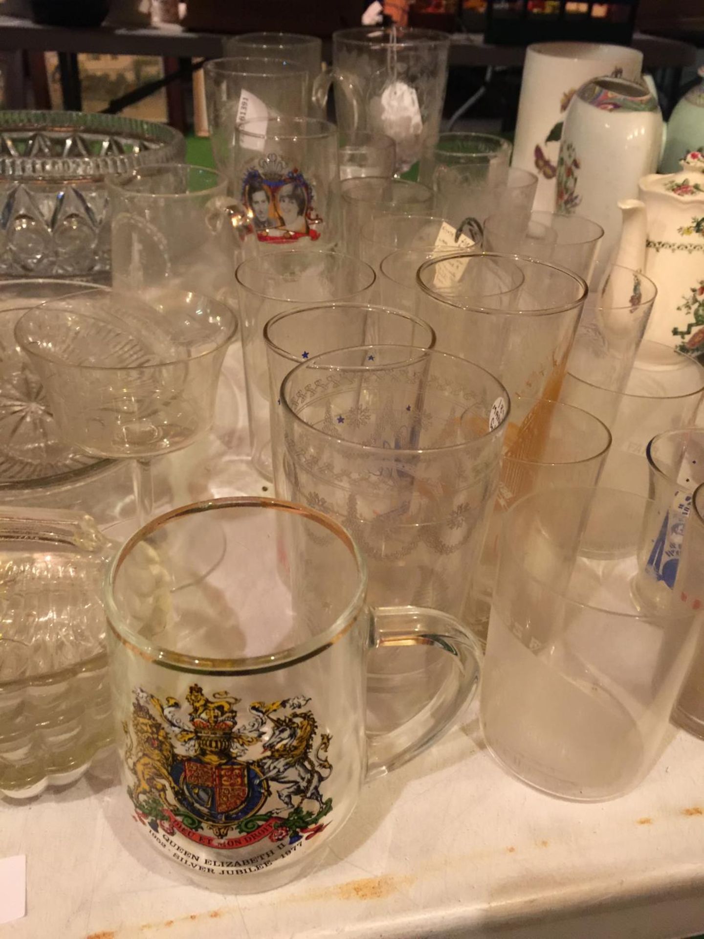 A QUANTITY OF GLASSWARE TO INCLUDE, BOWLS, JUGS, TUMBLERS AND TANKARDS, ETC - Image 3 of 4