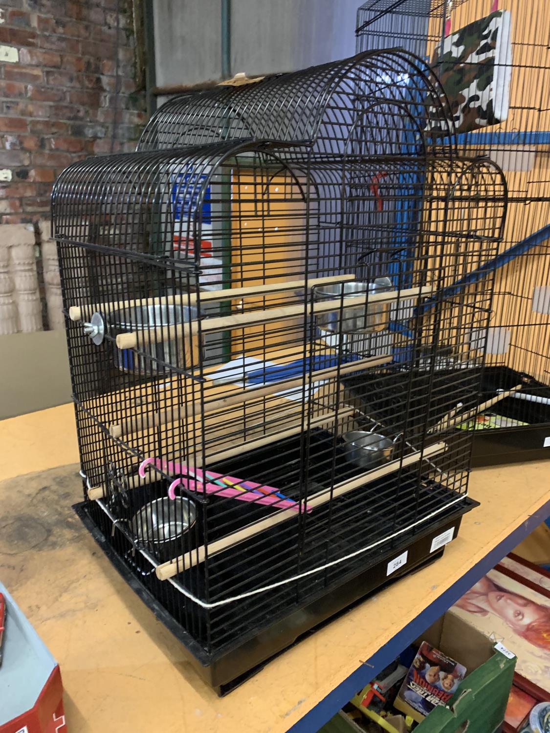 A LARGE BUDGIE CAGE WITH BOWLS AND PERCHES IN CLEAN CONDITION - Bild 2 aus 2