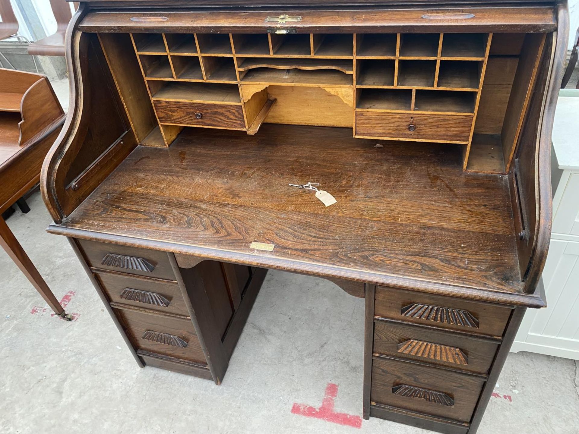 AN EARLY 20TH CENTURY OAK TWIN PEDESTAL ROLL TOP DESK WITH SIX DRAWERS, COMPLETE WITH KEY - Image 5 of 7