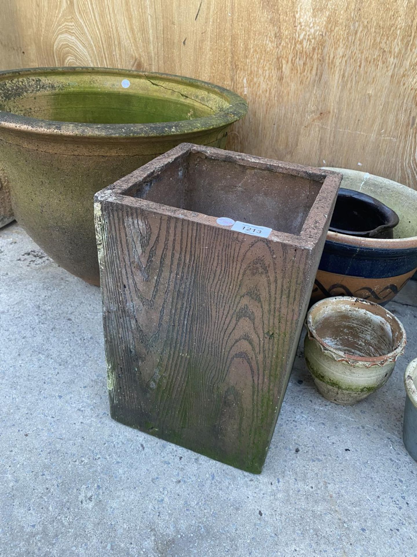 A LARGE ASSORTMENT OF PLANTERS AND PLANT POTS TO INCLUDE A LARGE TERRACOTTA POT - Image 4 of 5