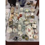 A SELECTION OF CERAMIC WARES TO INCLUDE BUD VASES, TRINKET DISHES AND A SMALL JUG