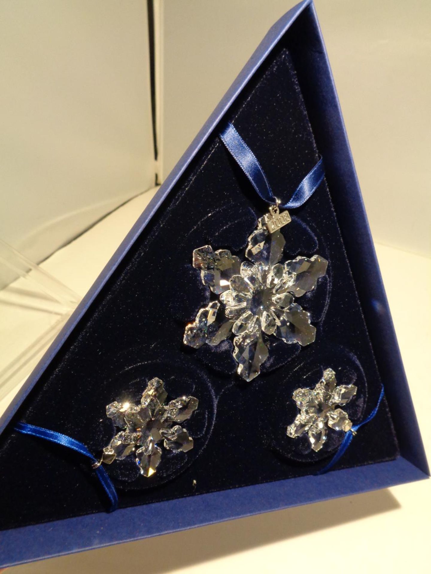 A SWAROVSKI CRYSTAL ANNUAL EDITION CHRISTMAS ORNAMENT SET OF THREE '2008' - Image 2 of 4