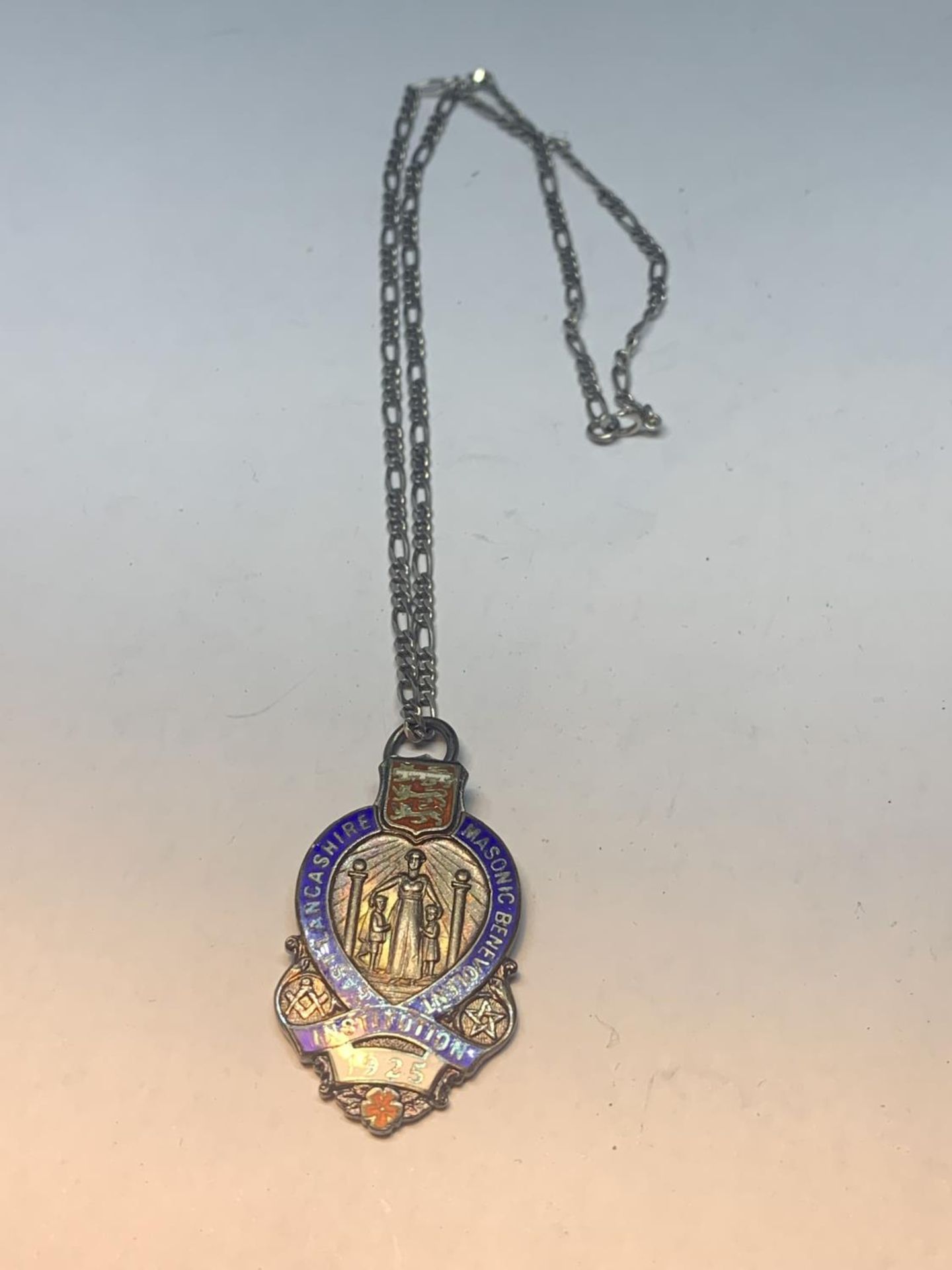 A HALLMARKED BIRMINGHAM SILVER 1925 MASONIC MEDAL ON A CHAIN