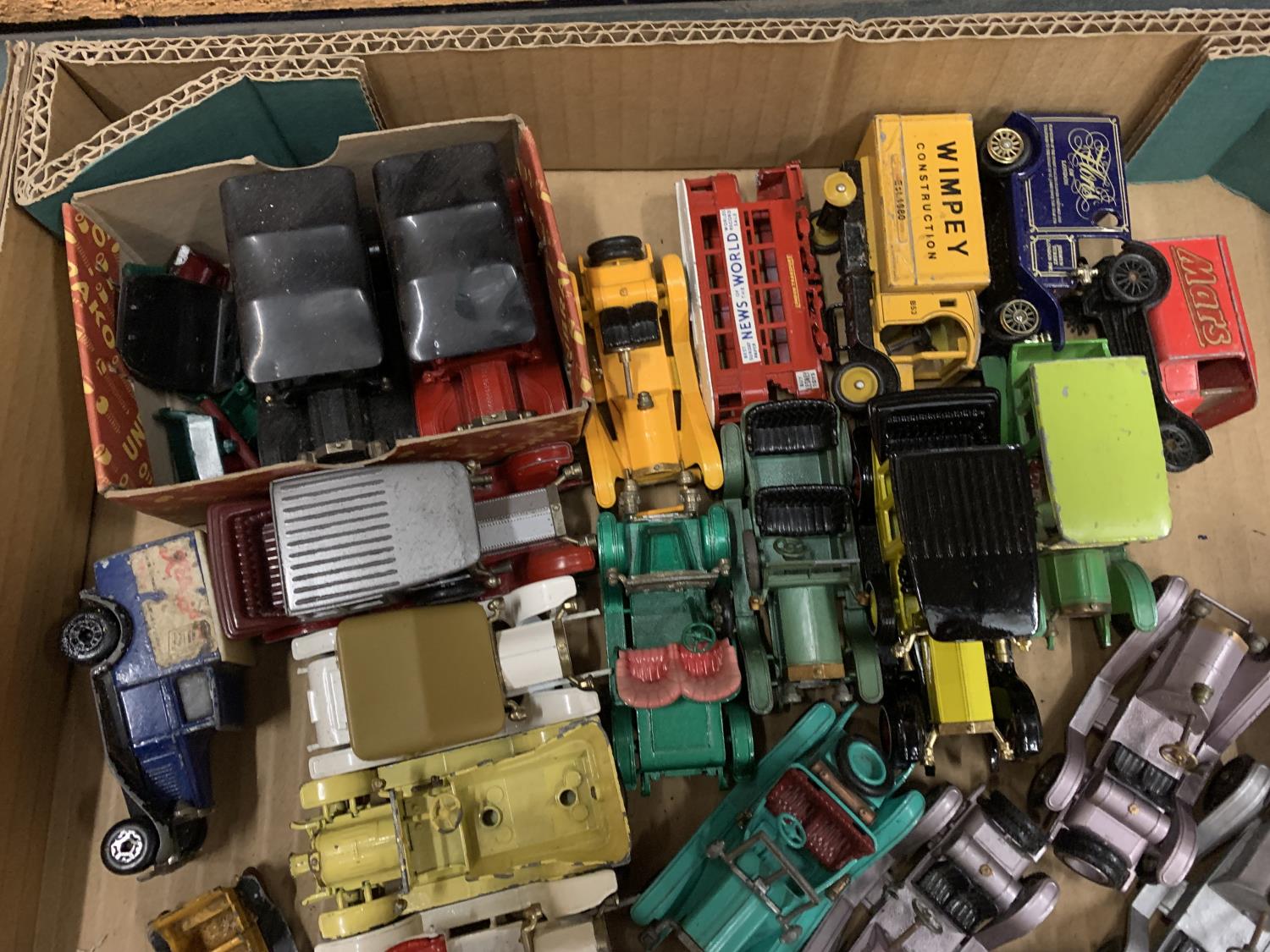 A QUANTITY OF SMALL DIECAST VEHICLES INCLUDING SOME ADVERTISING VEHICLES - Bild 2 aus 3