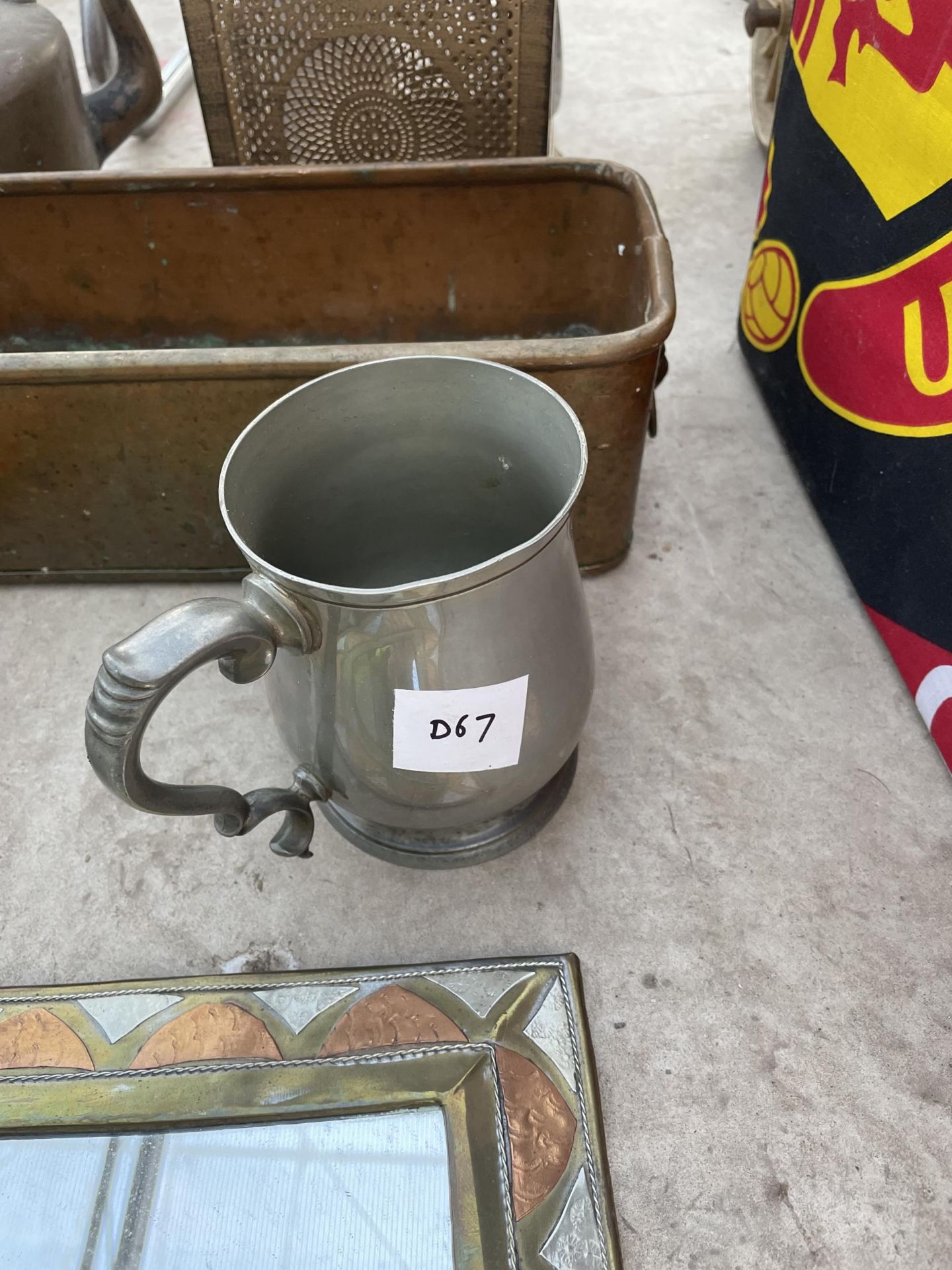 AN ASSORTMENT OF METAL WARE ITEMS TO INCLUDE A BRASS TROUGH, A COPPER KETTLE AND A PEWTER TANKARD - Image 3 of 4