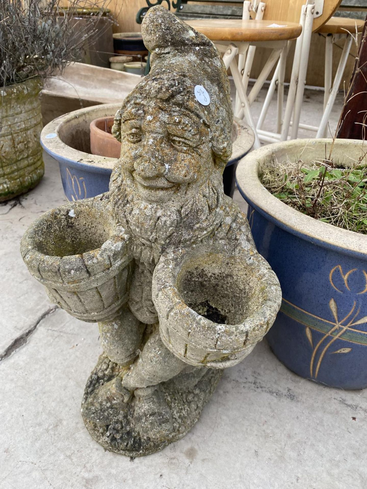 AN ASSORTMENT OF GARDEN ITEMS TO INCLUDE TWO RECONSTITUTED STONE PLANTER/ORNAMENTS AND TERRACOTTA - Image 2 of 2