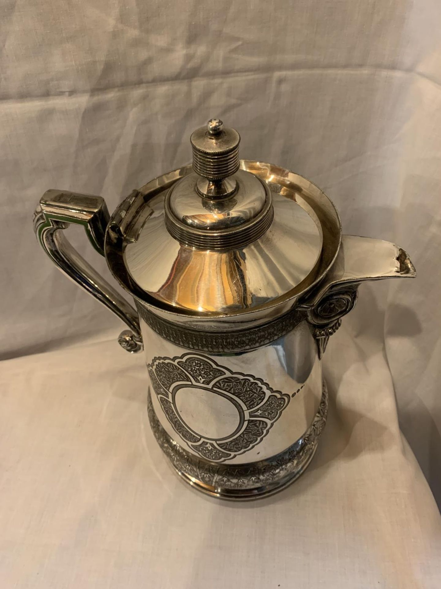 A HEAVY DECORATIVE SILVER PLATE LIDDED JUG HEIGHT 35CM - Image 3 of 4