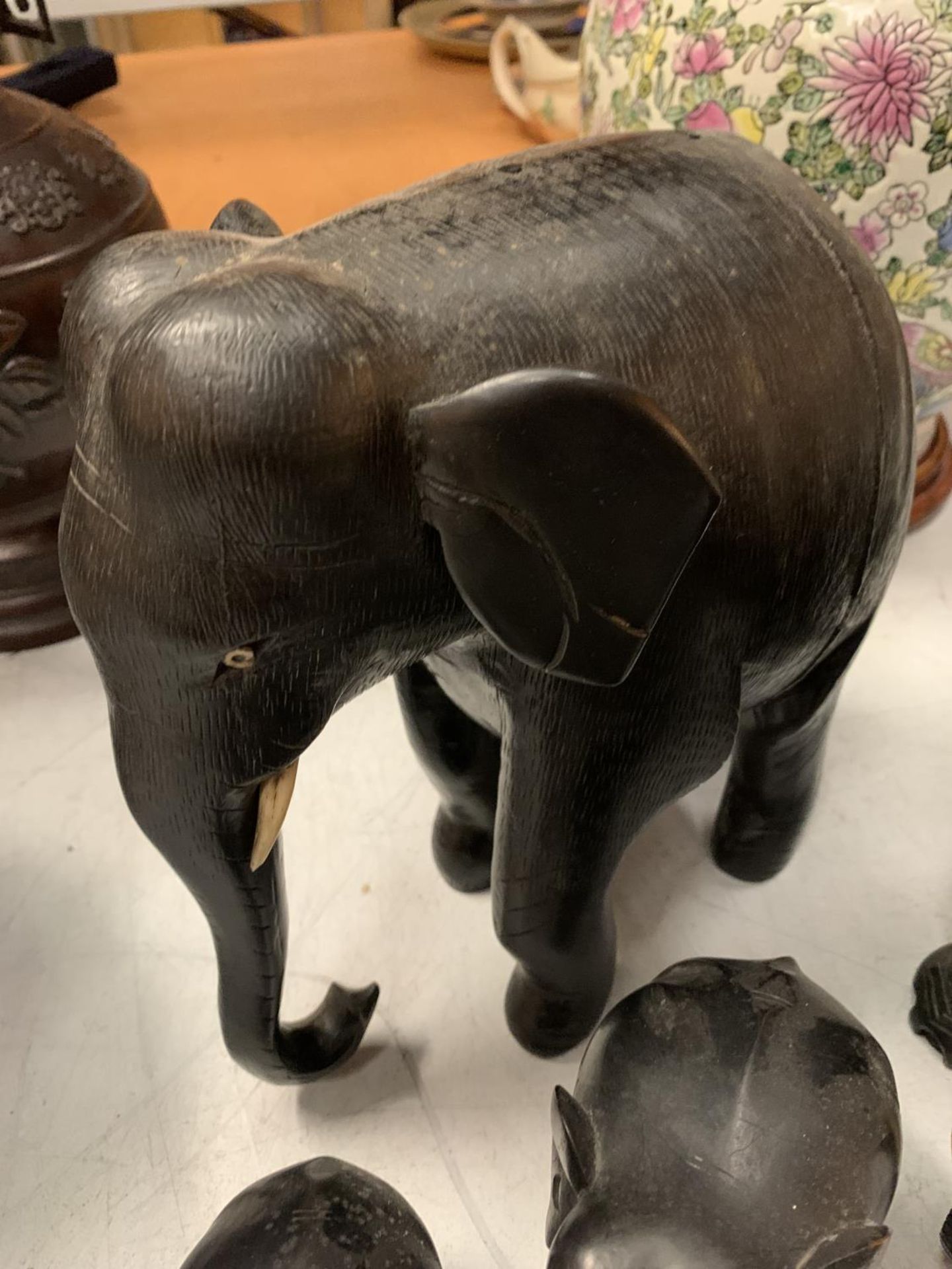 A COLLECTION OF VARIOUS SIZED EBONY ELEPHANTS - Image 4 of 4