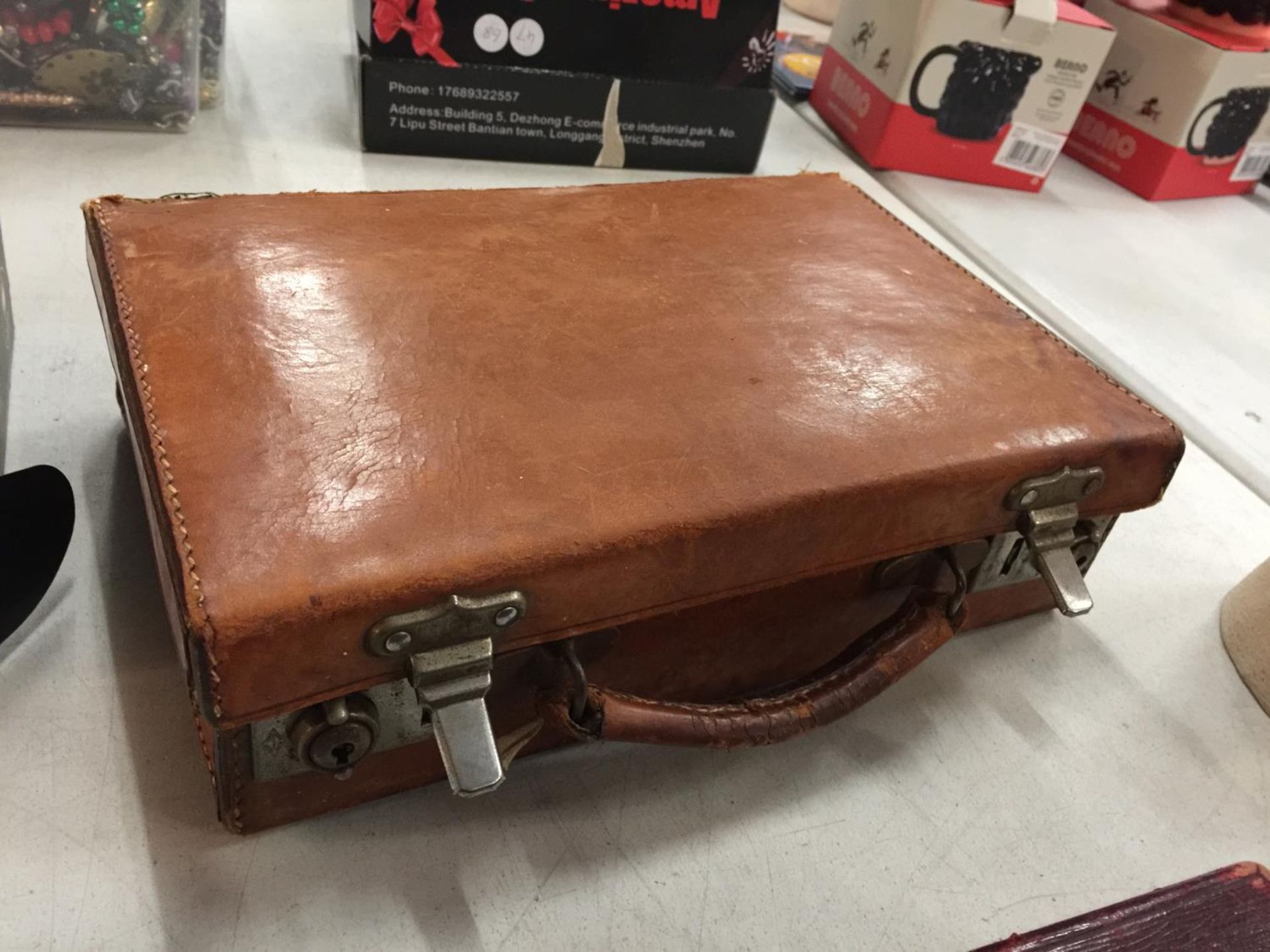 A QUANTITY OF BOXES TO INCLUDE A LEATHER COVERED JEWELLERY BOX, A SMALL VINTAGE SUITCASE, WOODEN - Image 4 of 4