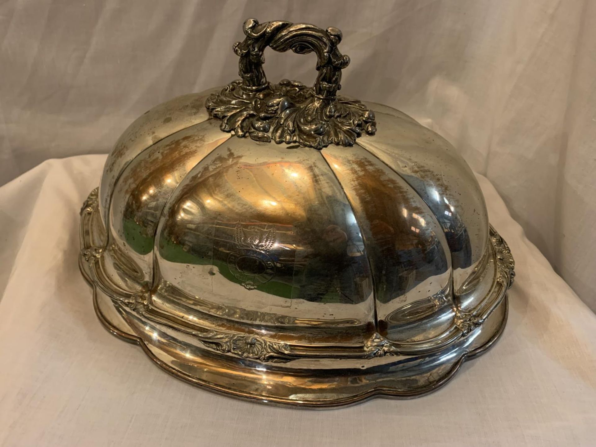 A HEAVY ORNATE SILVER PLATE CLOCHE