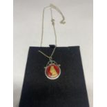 A SILVER MOUNTED ENAMELED QUEEN VICTORIA JOEY ON A MARKED SILVER CHAIN IN A PRESENTATION BOX