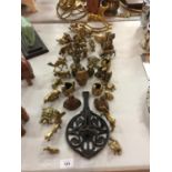 A LARGE QUANTITY OF BRASSES TO INCLUDE ANIMALS, BELLS, ETC