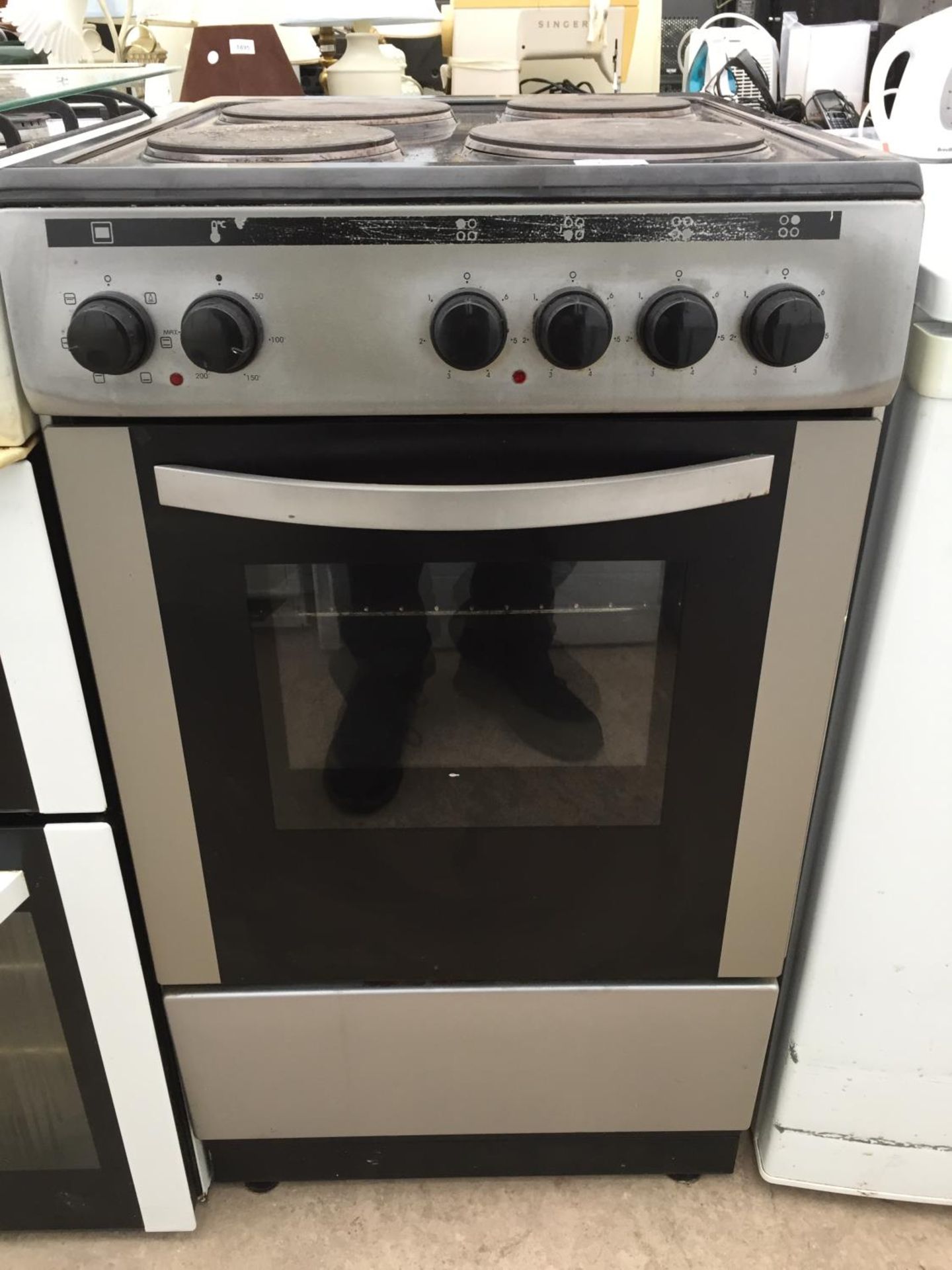 A SILVER AND BLACK FREESTANDING OVEN AND HOB - Image 2 of 4