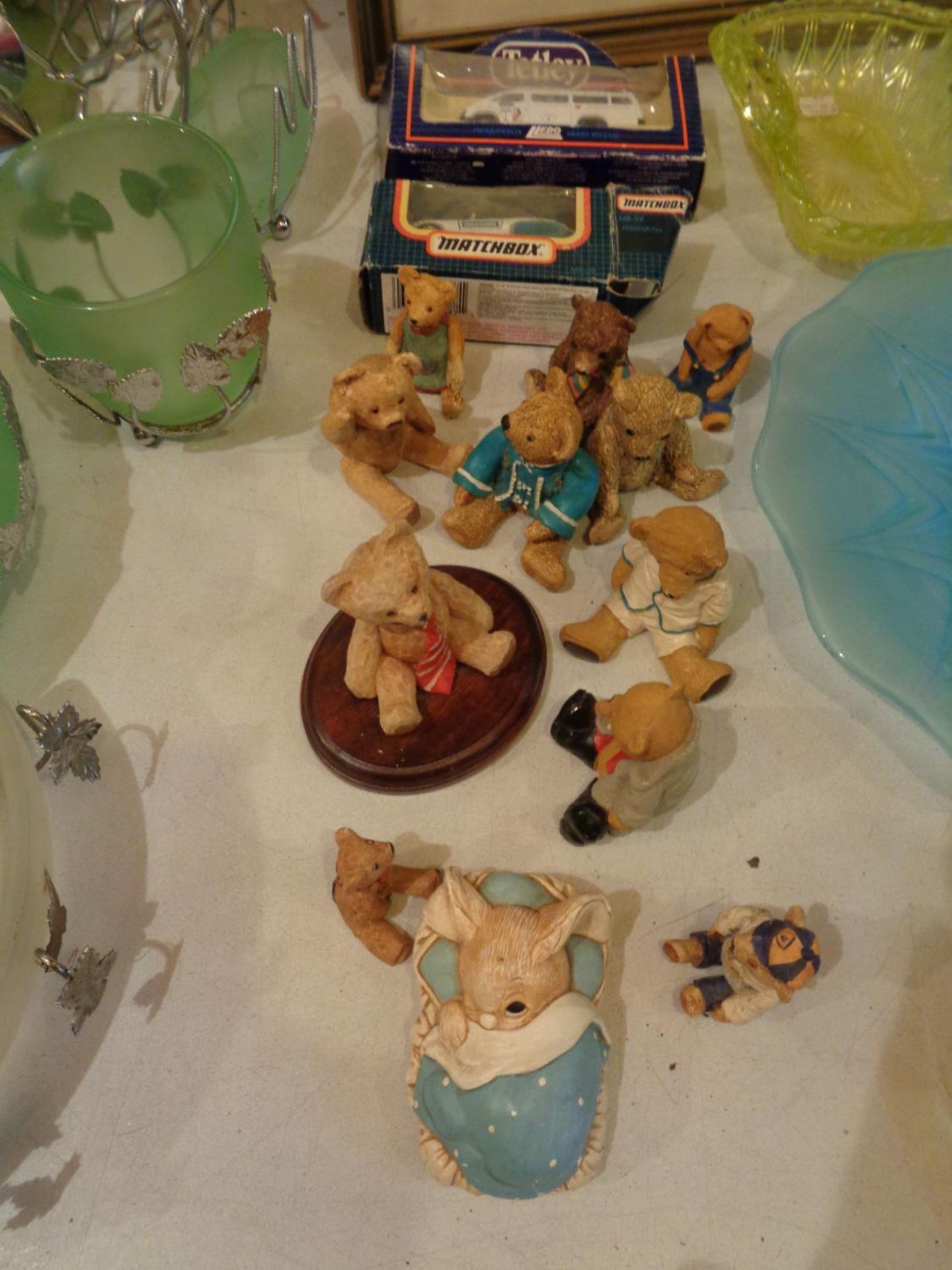 A QUANTITY F COLLECTABLE RESIN TEDDIES, PLUS A MATCHBOX AND TETLEY CAR AND A PENDELFIN RABBIT