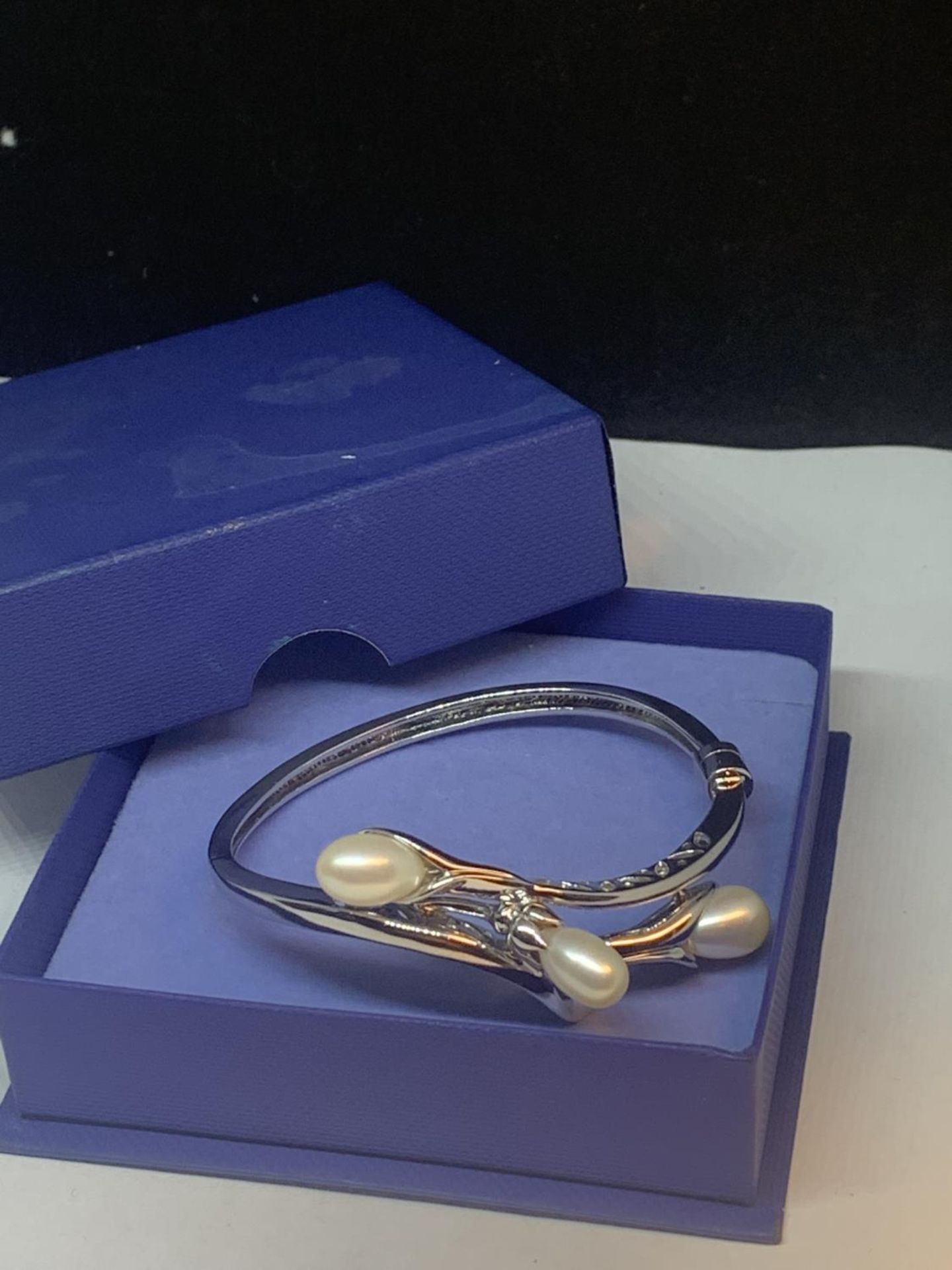 A MARKED 925 SILVER BANGLE WITH THREE PEARLS IN A LILY DESIGN GROSS WEIGHT 23.9 GRAMS WITH A - Image 5 of 5