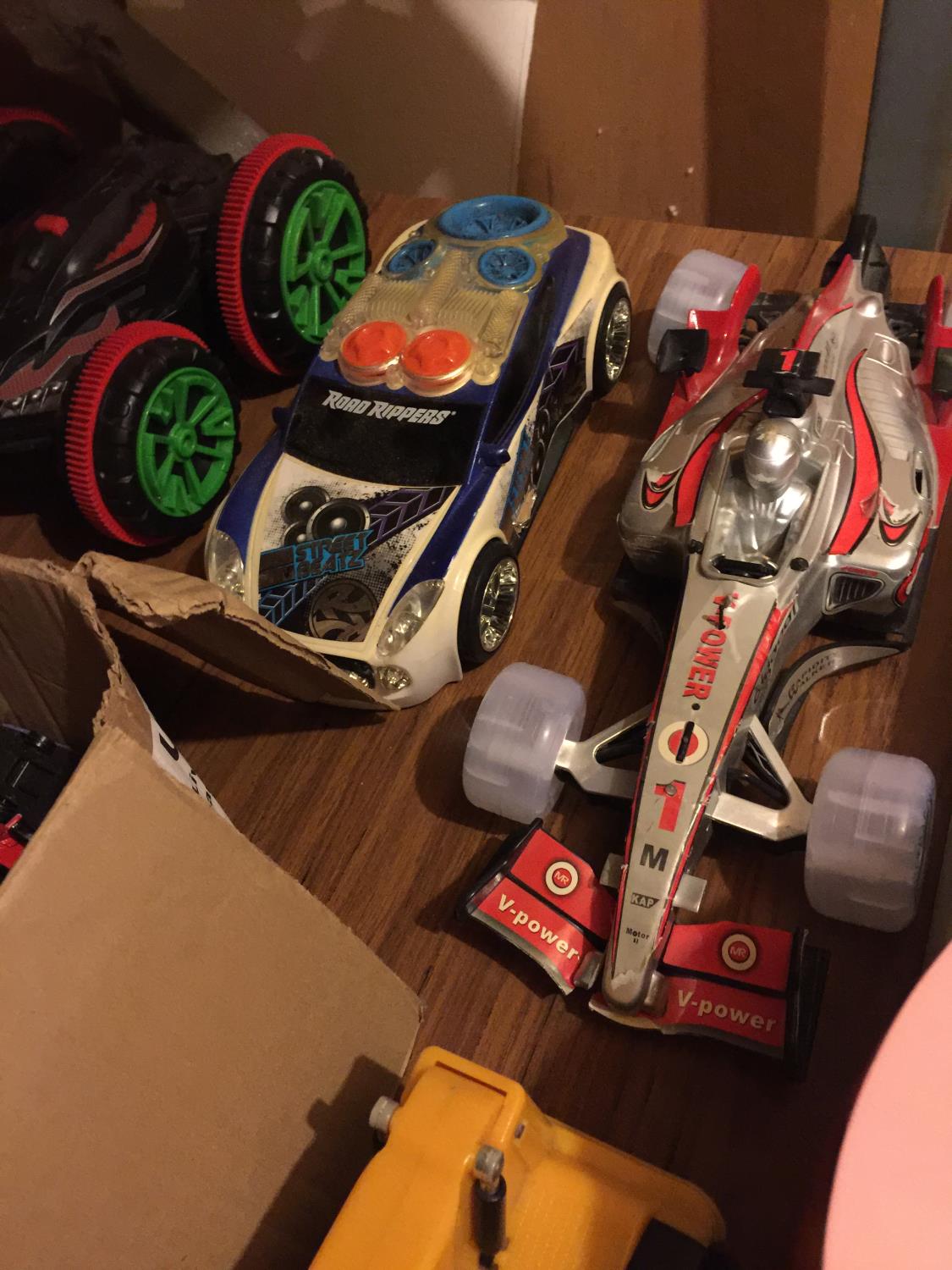 A BOX OF DIECAST PLAYWORN CARS PLUS A LARGE FORK LIFT TRUCK, RACING CAR, ETC - Bild 4 aus 5