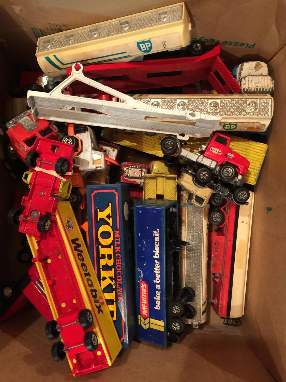 A BOX OF PLAYWORN CARS, TRUCKS, AEROPLANES, ETC, TO INCLUDE TIN PLATE EXAMPLES, CORGI, ETC - Bild 3 aus 4