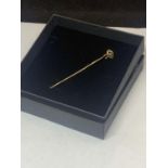 A VICTORIAN 15 CARAT GOLD STICK PIN WITH SEED PEARL IN A PRESENTATION BOX