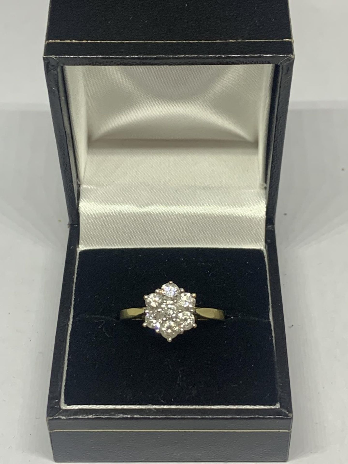 AN 18 CARAT YELLOW GOLD RING WITH 1 CARAT OF DIAMONDS IN A SEVEN STONE FLOWER DESIGN SIZE O/P IN A - Image 3 of 4