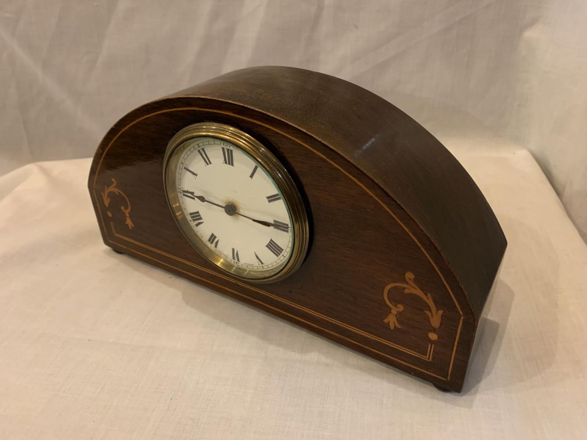 AN INLAID MAHOGANY SWISS MADE MANTLE CLOCK WITH KEY - Image 2 of 4