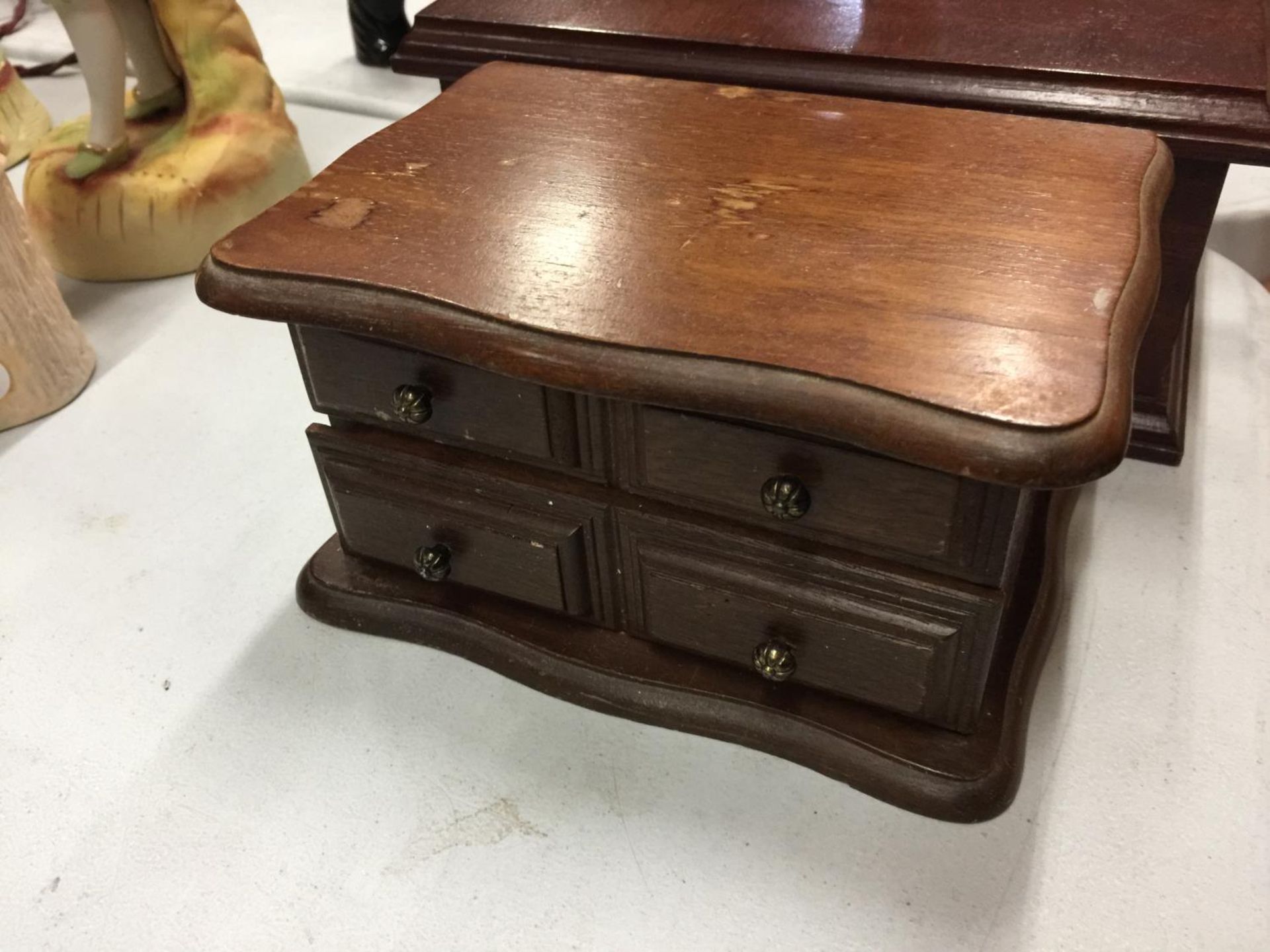 A COLLECTION OF VINTAGE BOXES TO INCLUDE A CRIBBAGE BOARD, TRINKET BOXES, JEWELLERY BOX, ETC - Image 4 of 5