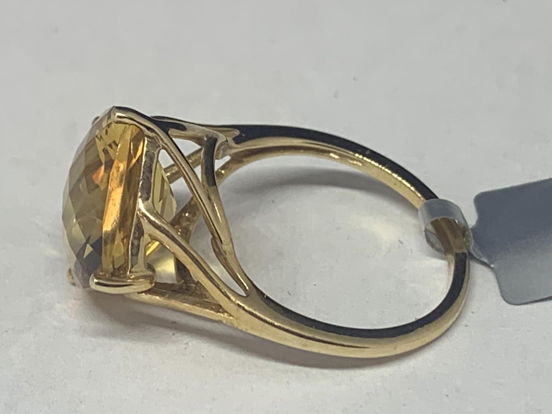 A 9 CARAT GOLD RING WITH CITRINE COLOURED DIAMOND SHAPED STONE SIZE N GROSS WEIGHT 3.7 GRAMS IN A - Image 2 of 5