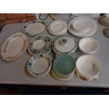 A SELECTION OF DINNERWARE TO INCLUDE A SERVING PLATTER, LIDDED DISH, PLATES, BOWLS AND SIDE PLATES